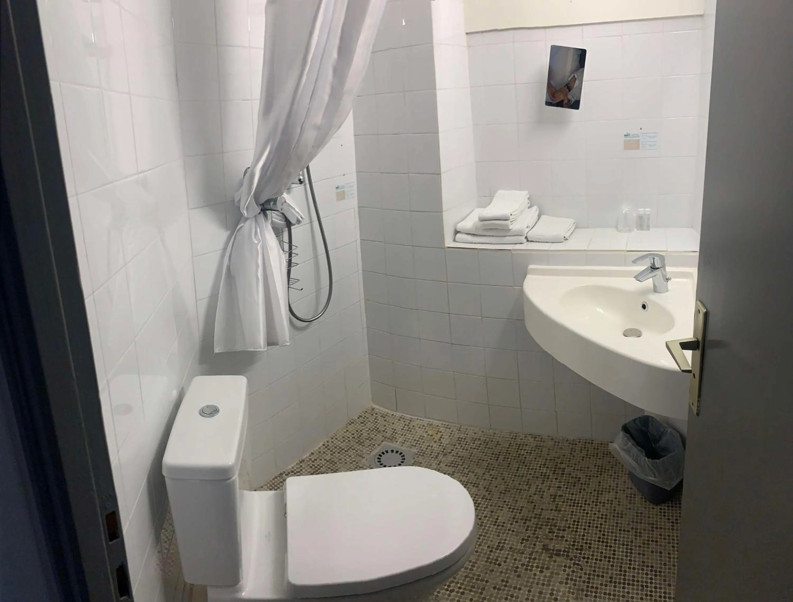 Bathroom in Campanile Grenoble Centre Gare