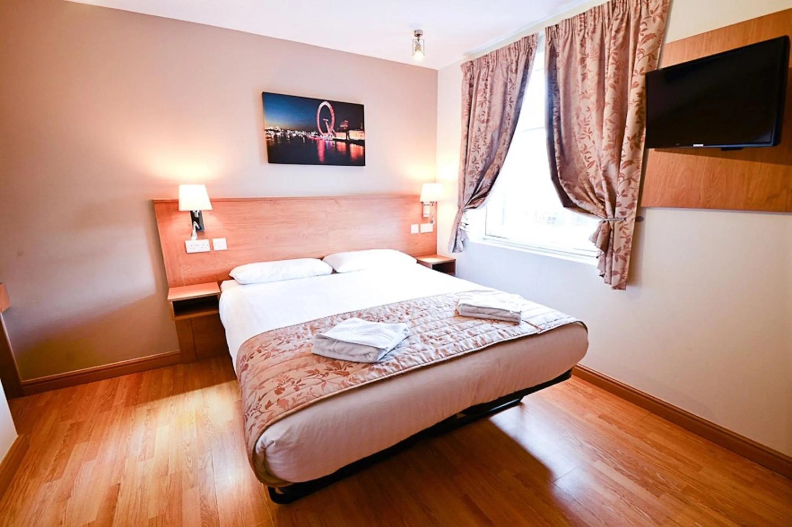 Photo of the whole room, Bed in Kings Cross Inn Hotel