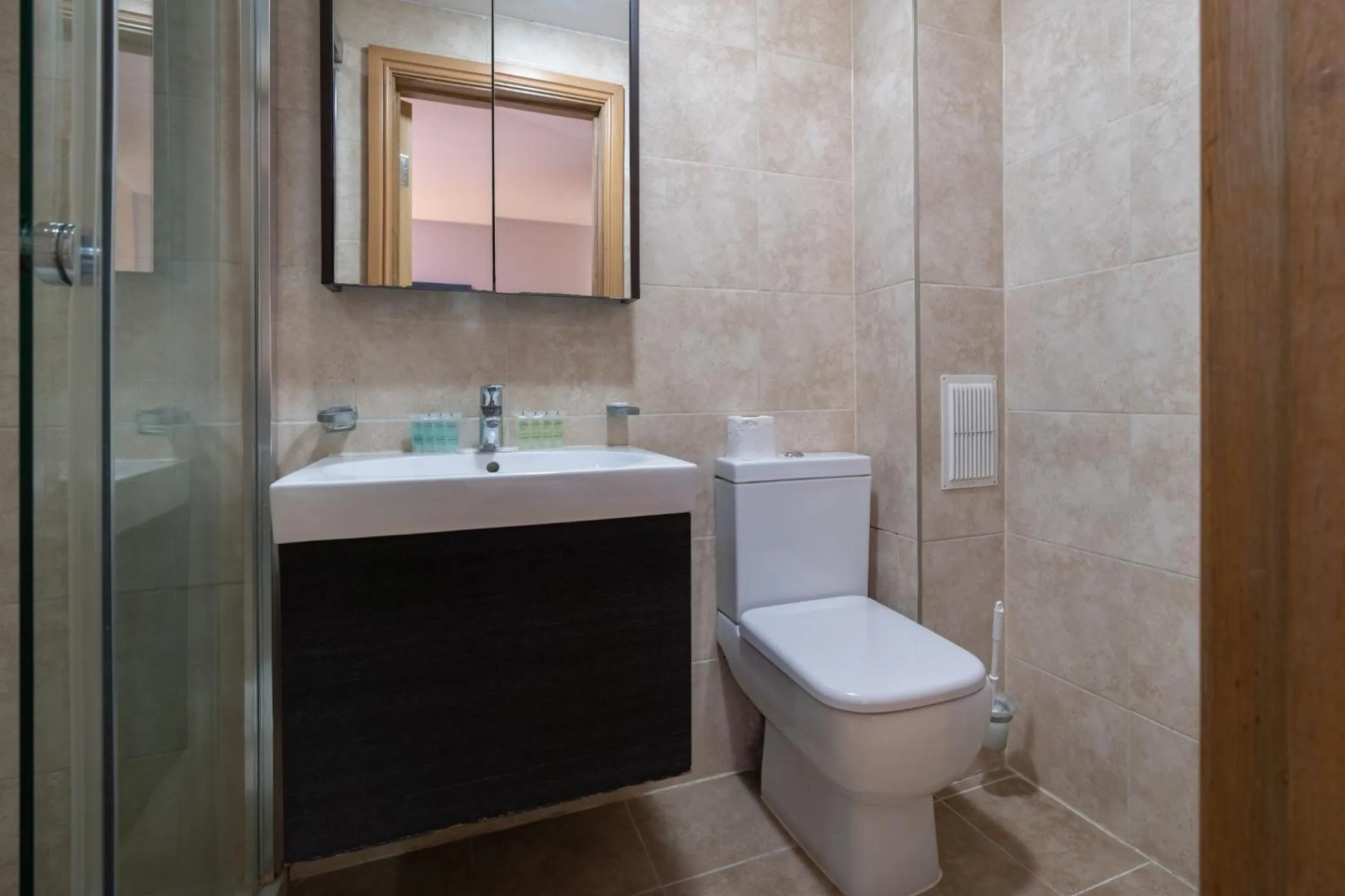 Shower in Kings Cross Inn Hotel