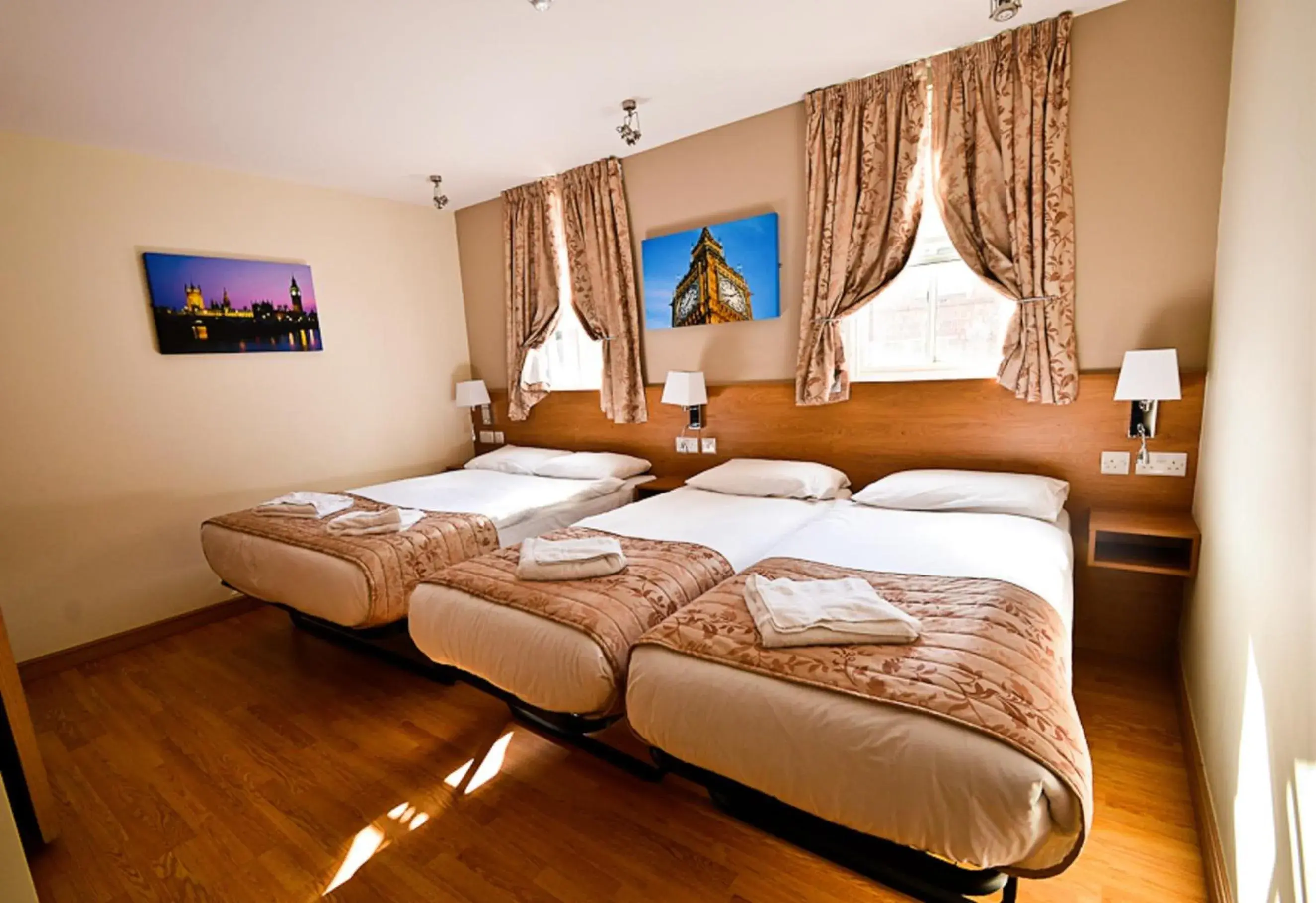 Family Room (5 Adults) in Kings Cross Inn Hotel Family Room (5 Adults) in Kings Cross Inn Hotel