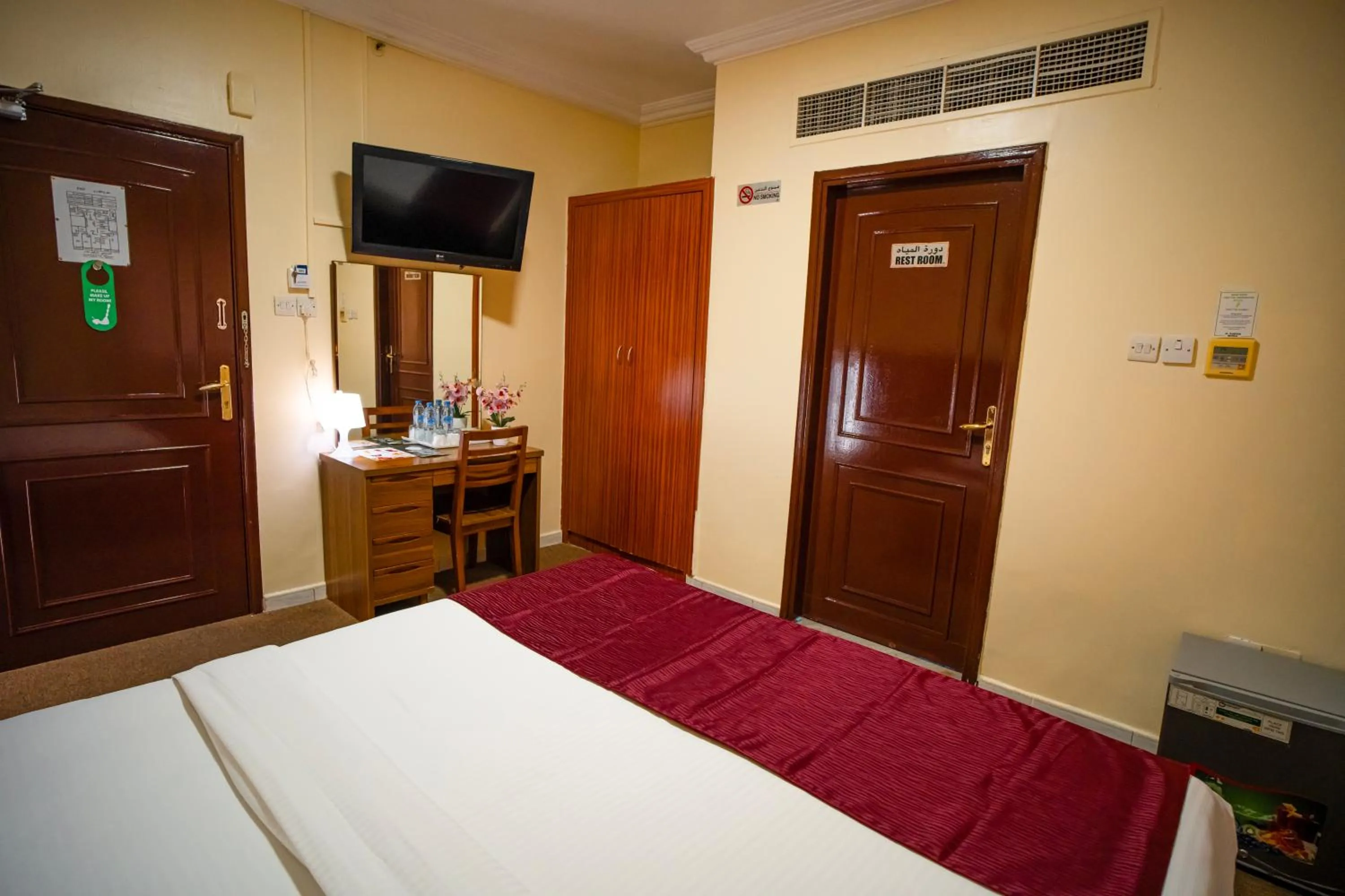 Communal lounge/ TV room, Bed in Al Karnak Hotel