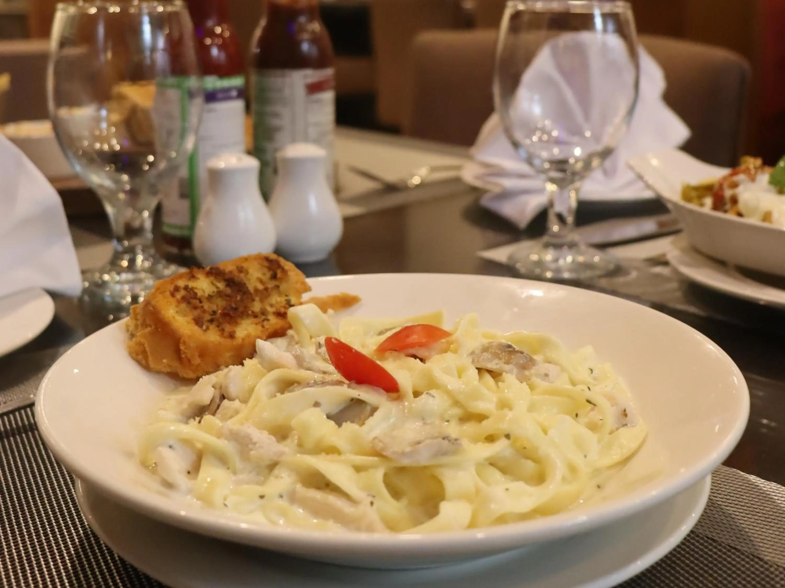 Food and drinks in Maisonette Firhill Hotel & Resort