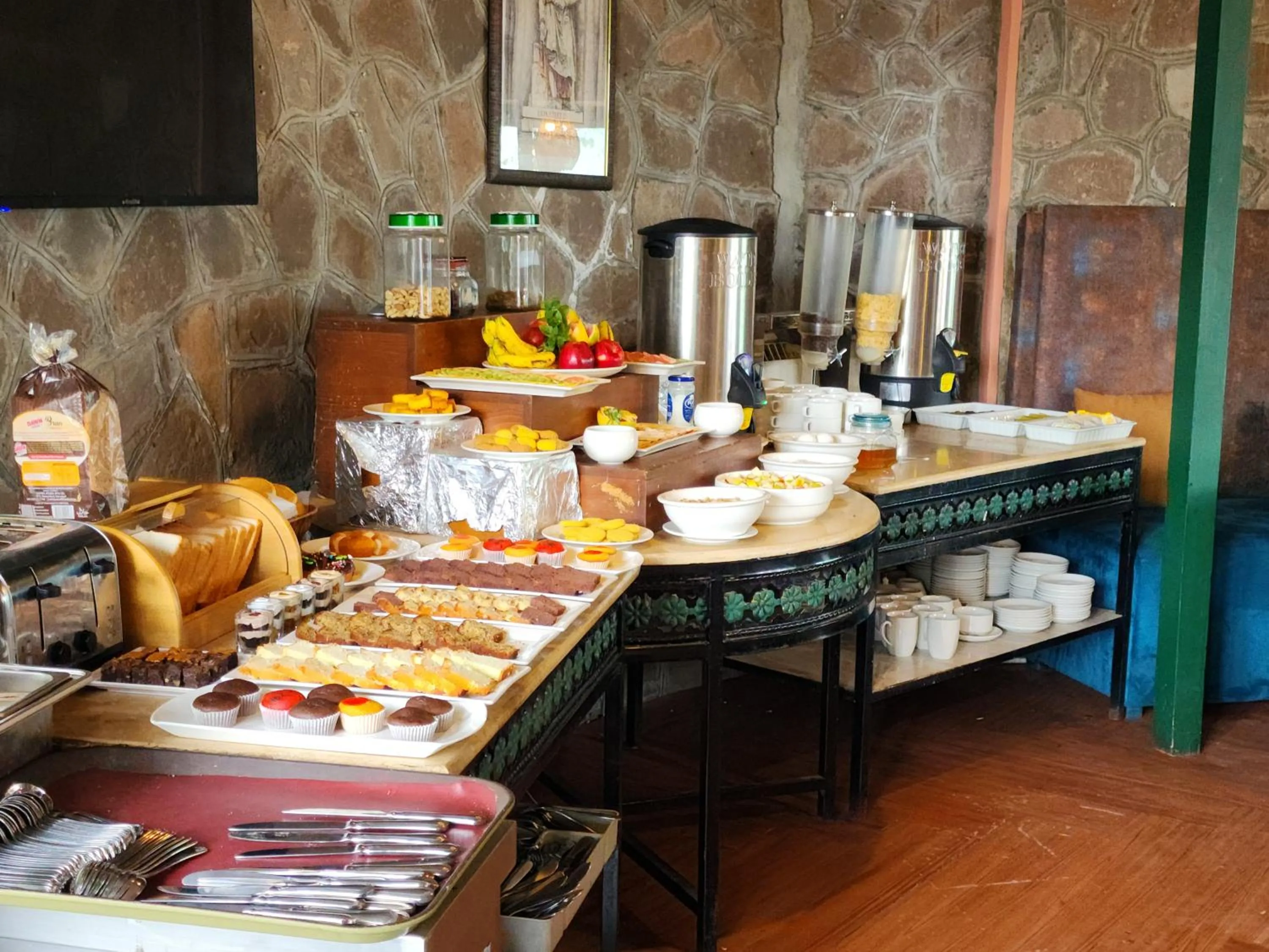 Buffet breakfast in Maisonette Firhill Hotel & Resort