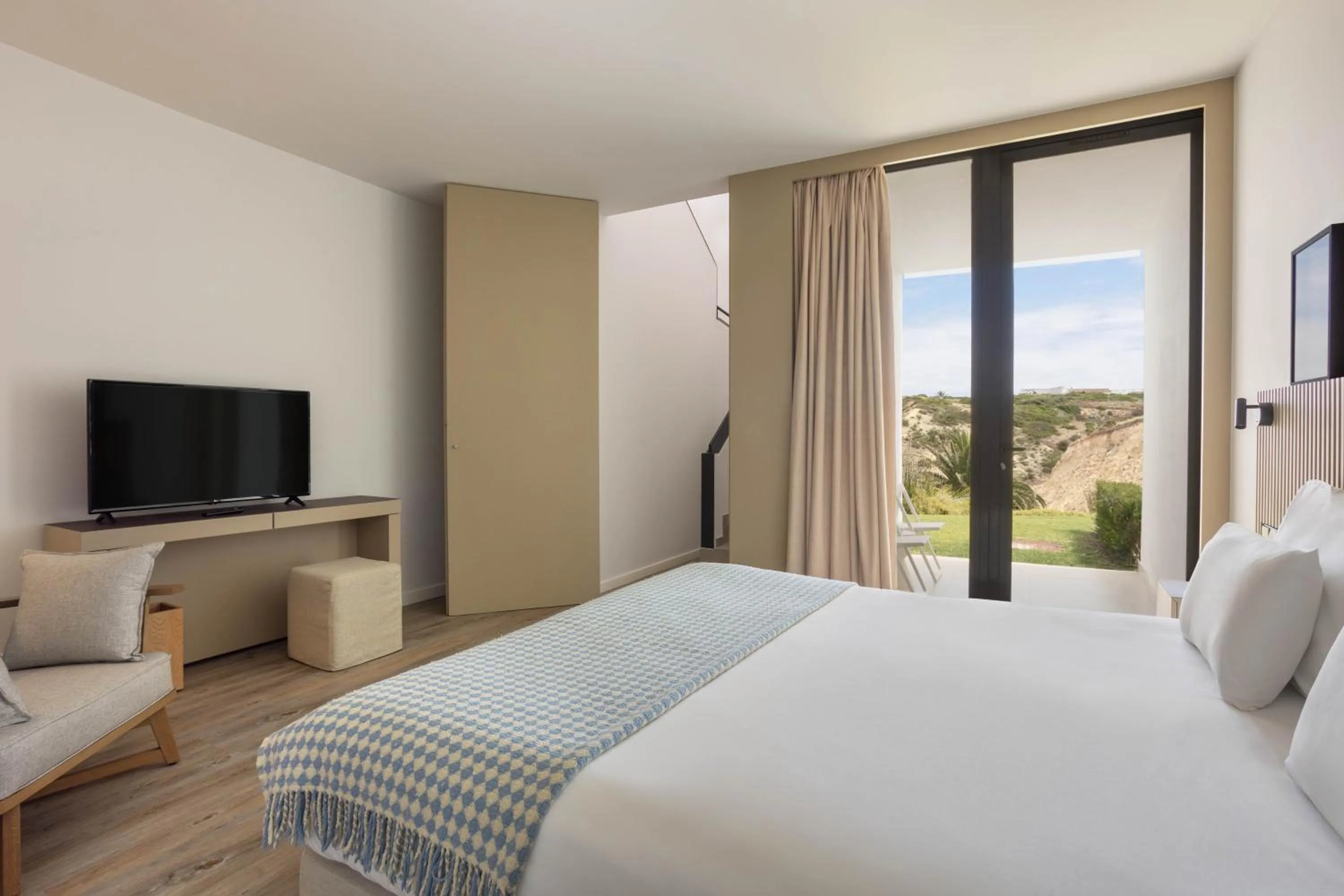 Bedroom, Bed in Memmo Baleeira - Design Hotels