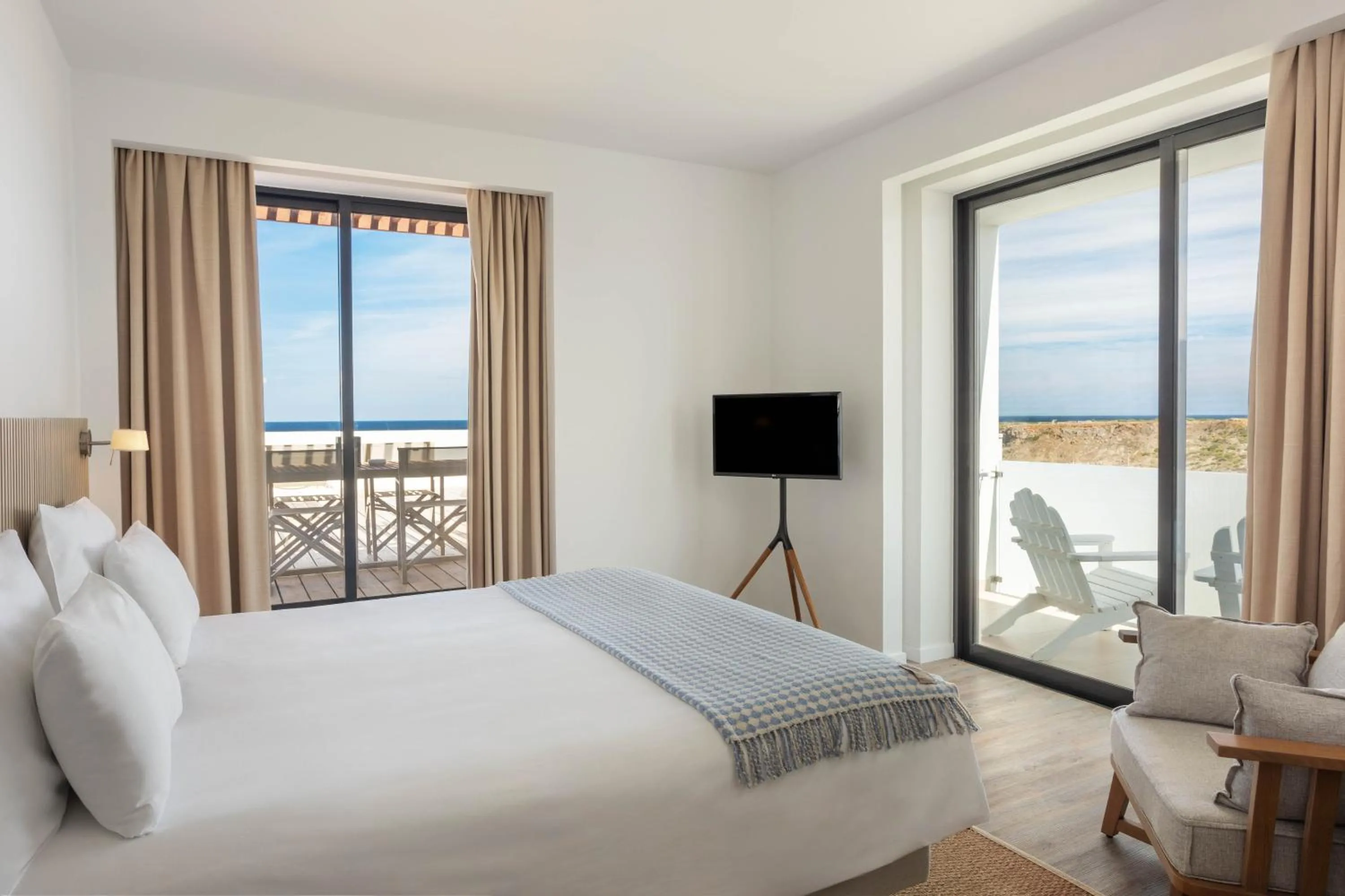 Bedroom, Bed in Memmo Baleeira - Design Hotels