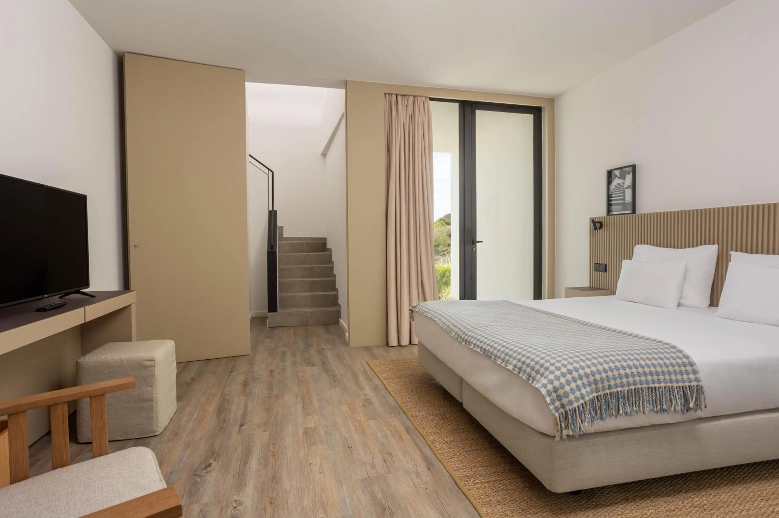 Bedroom, Bed in Memmo Baleeira - Design Hotels