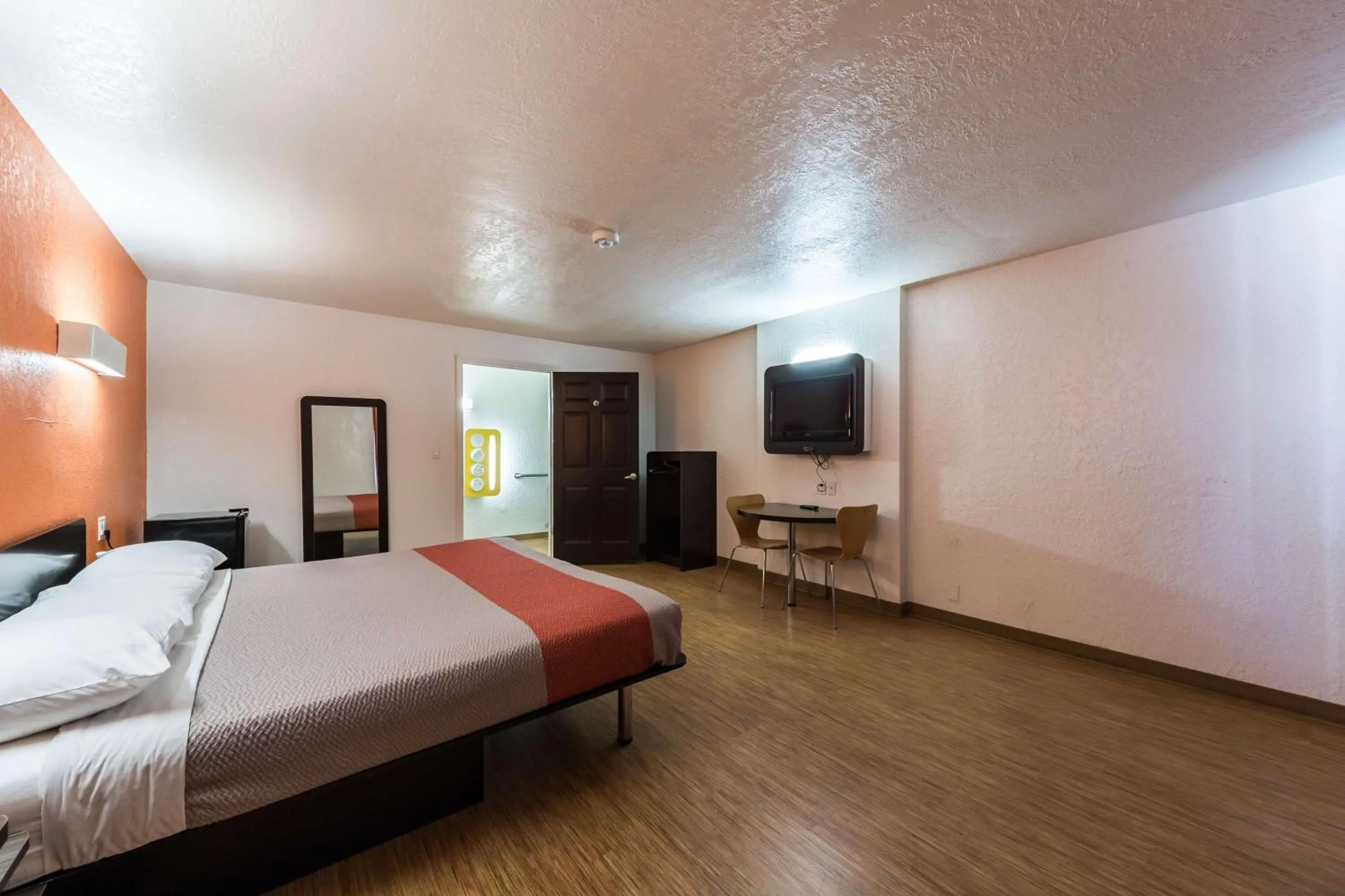 TV and multimedia, Bed in Motel 6-Uvalde, TX