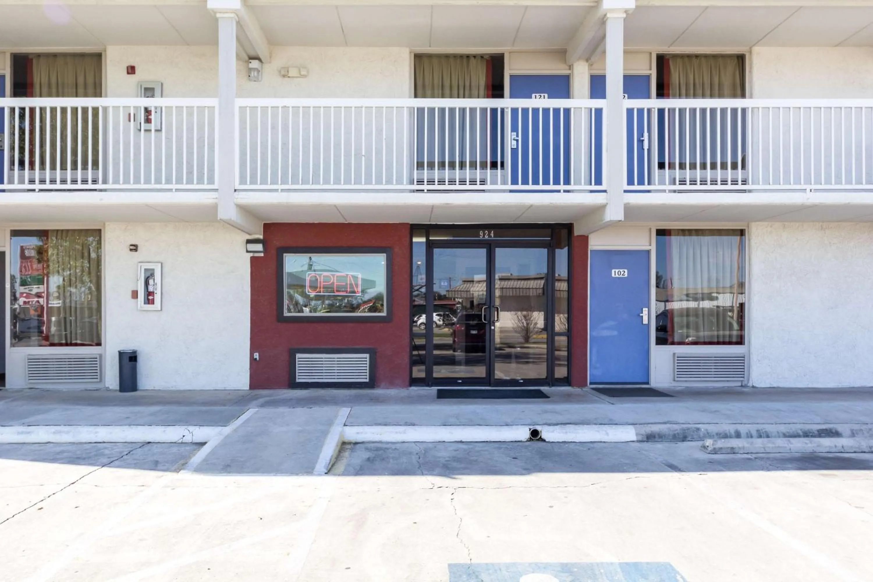 Property building in Motel 6-Uvalde, TX