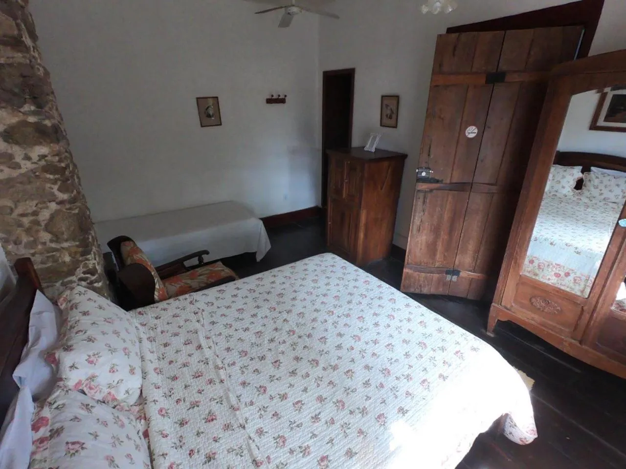 Photo of the whole room in Pousada Arte Colonial - Casarão Histórico do Séc XVIII - Lancha Própria