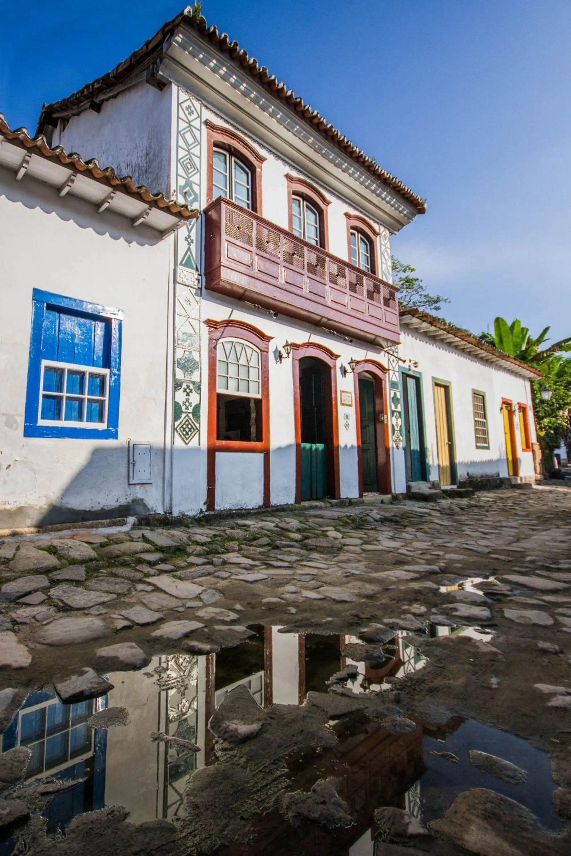 Facade/entrance in Pousada Arte Colonial - Casarão Histórico do Séc XVIII - Lancha Própria