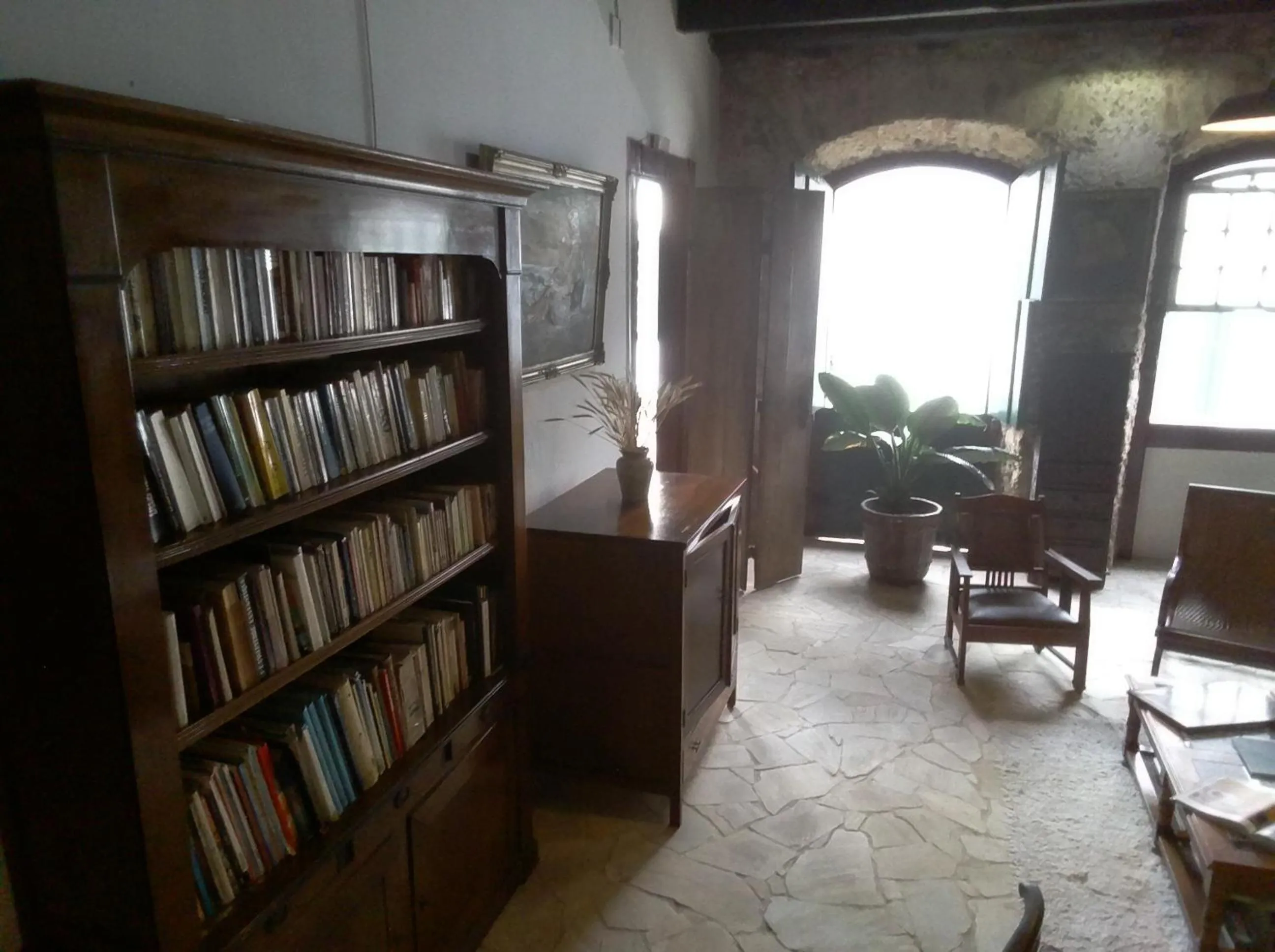 Library in Pousada Arte Colonial - Casarão Histórico do Séc XVIII - Lancha Própria