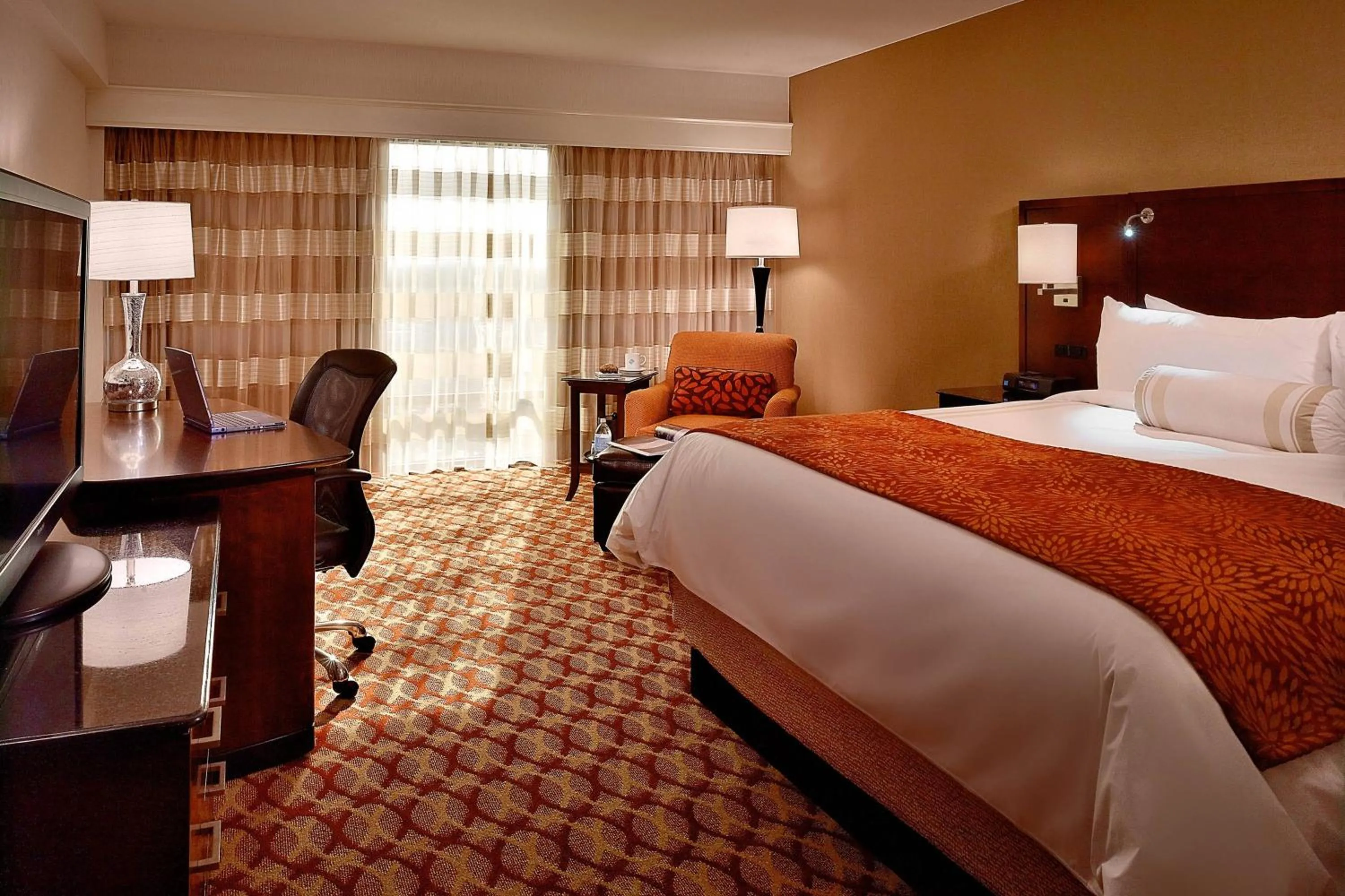 Photo of the whole room, Bed in Louisville Marriott East