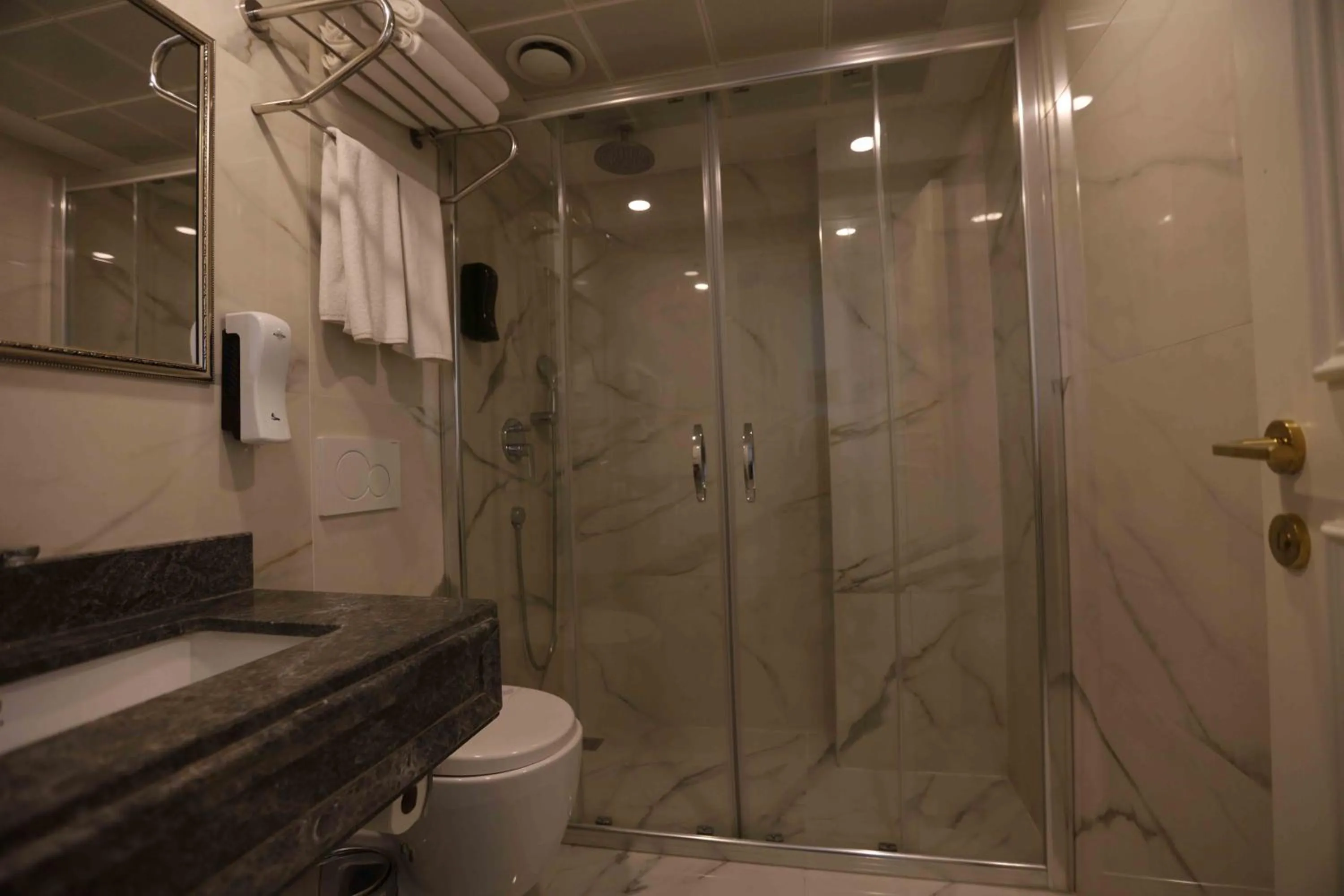 Shower in Dodo Hotel Spa Old City