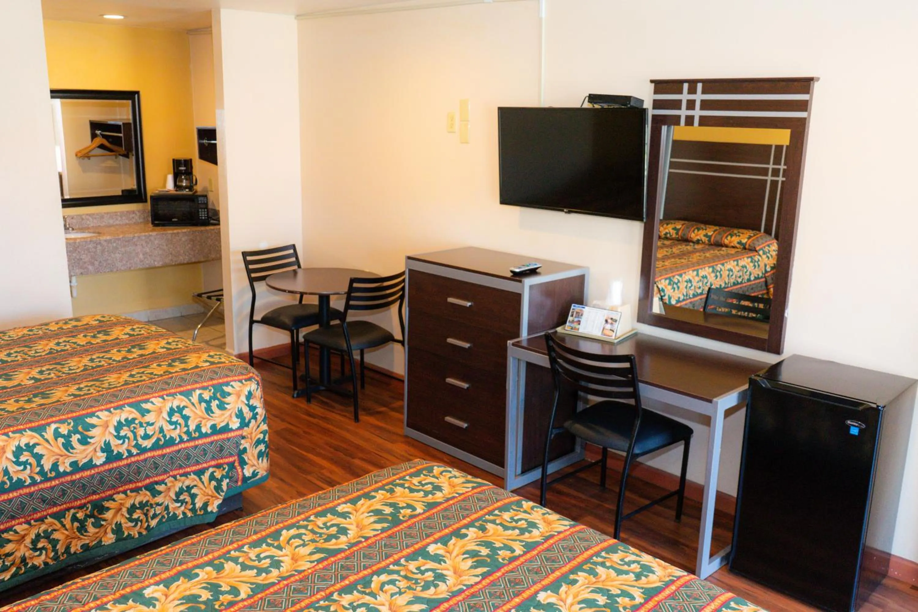 Bed in Colonial Inn Hammond