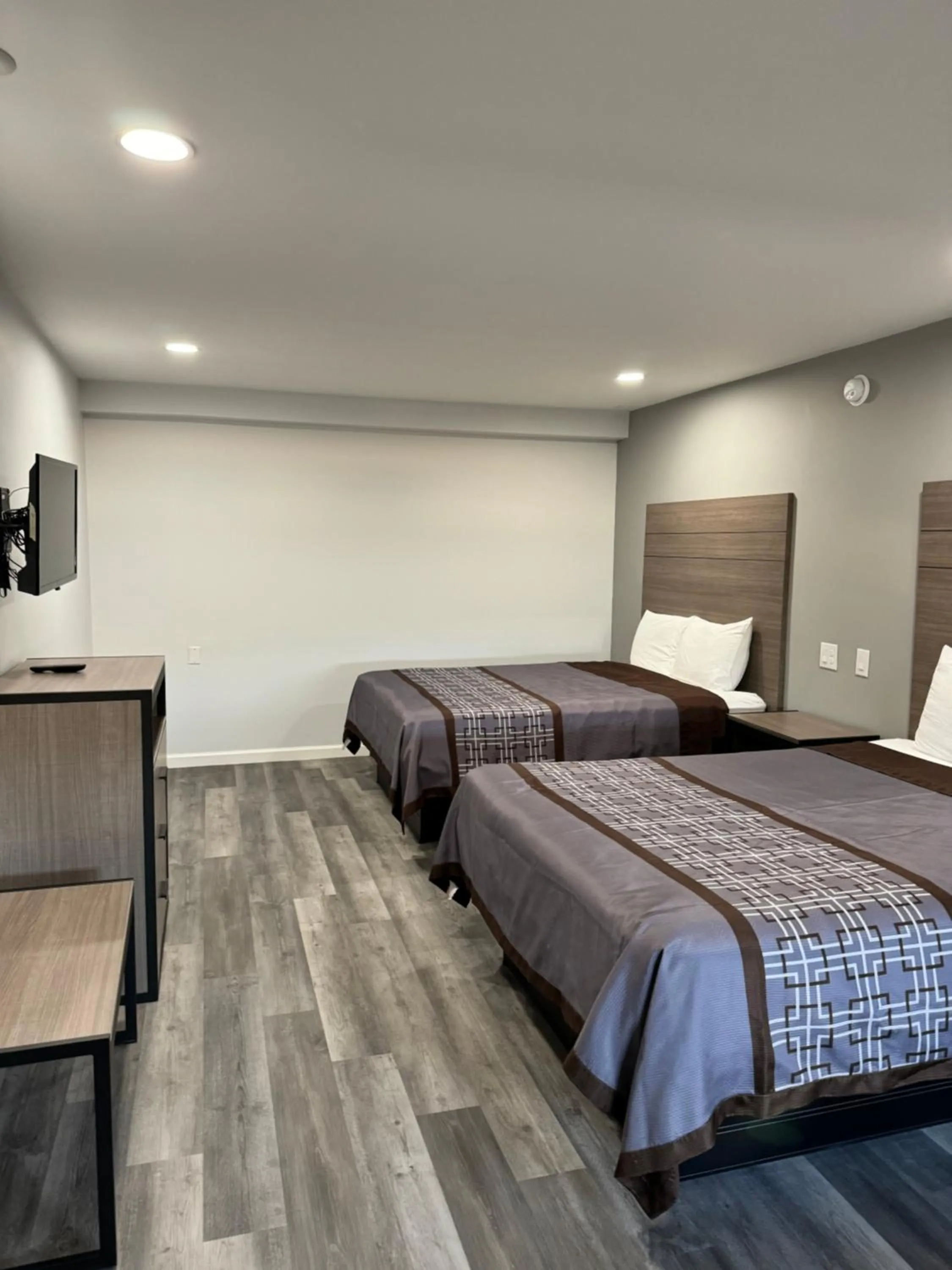 TV and multimedia, Bed in Continental Inn and Suites Nacogdoches TX SFA University Downtown