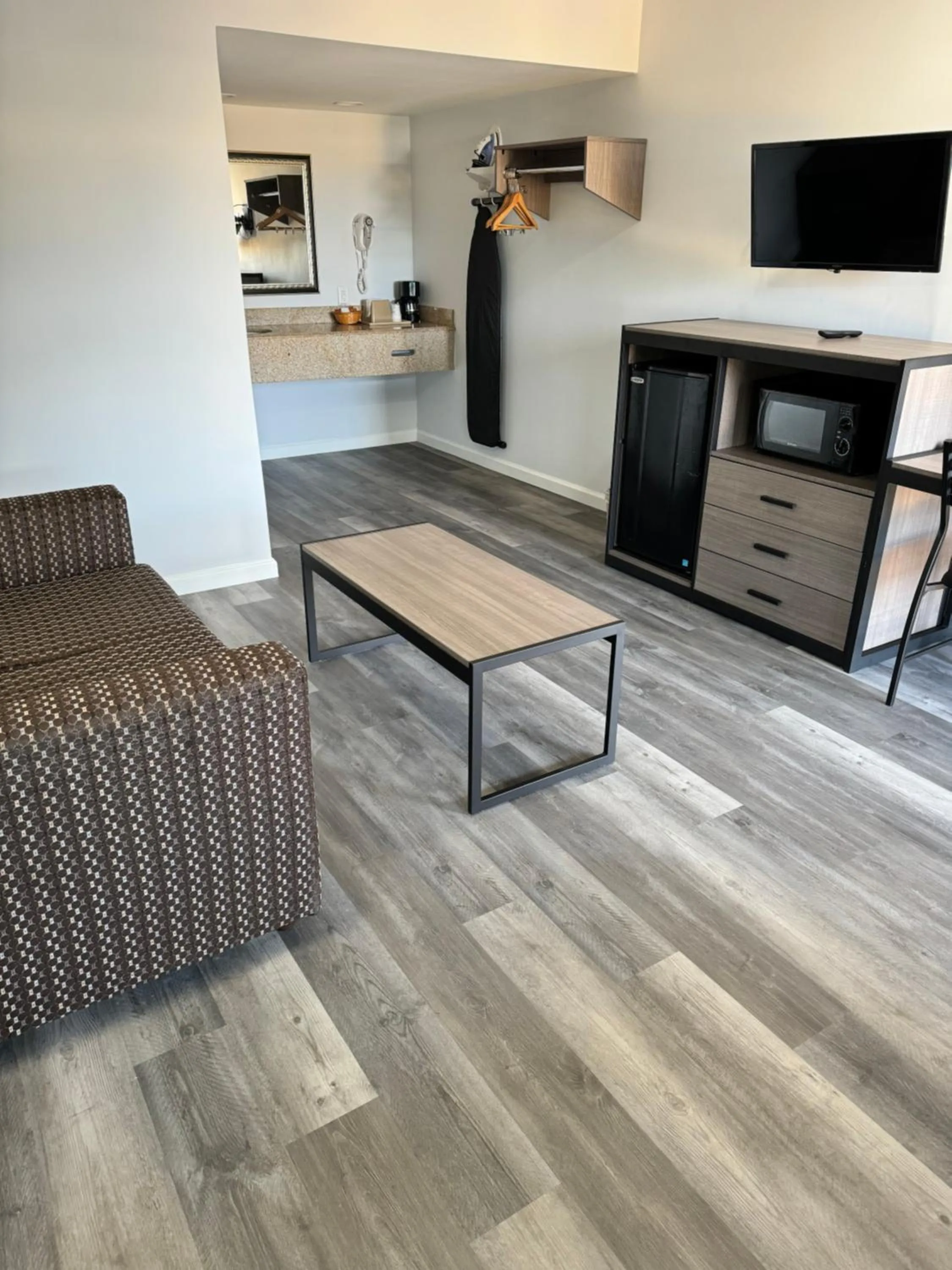 TV and multimedia in Continental Inn and Suites Nacogdoches TX SFA University Downtown