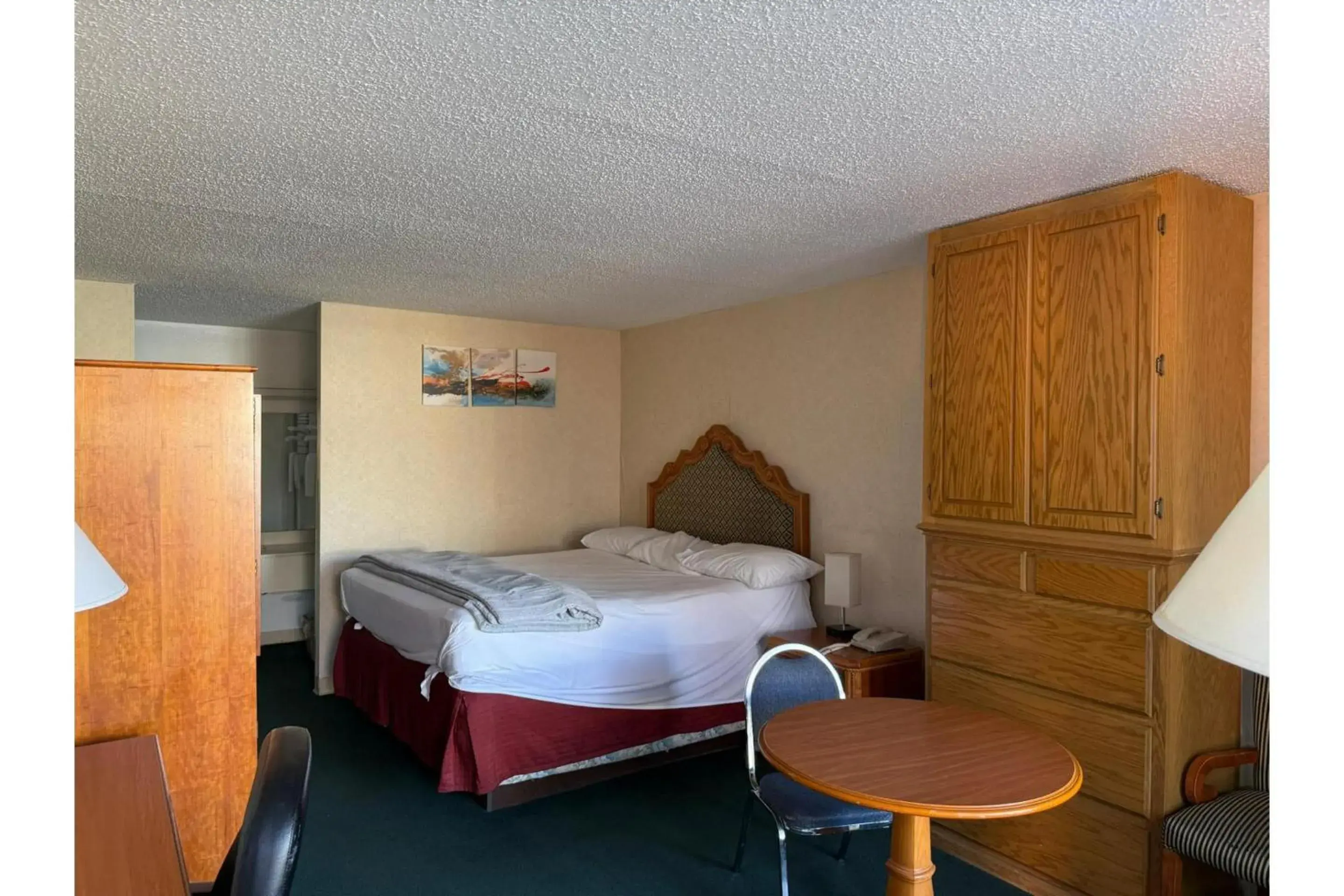 Full Bed Smoking in Castle inn & suites by OYO Lawton Full Bed Smoking in Castle inn & suites by OYO Lawton