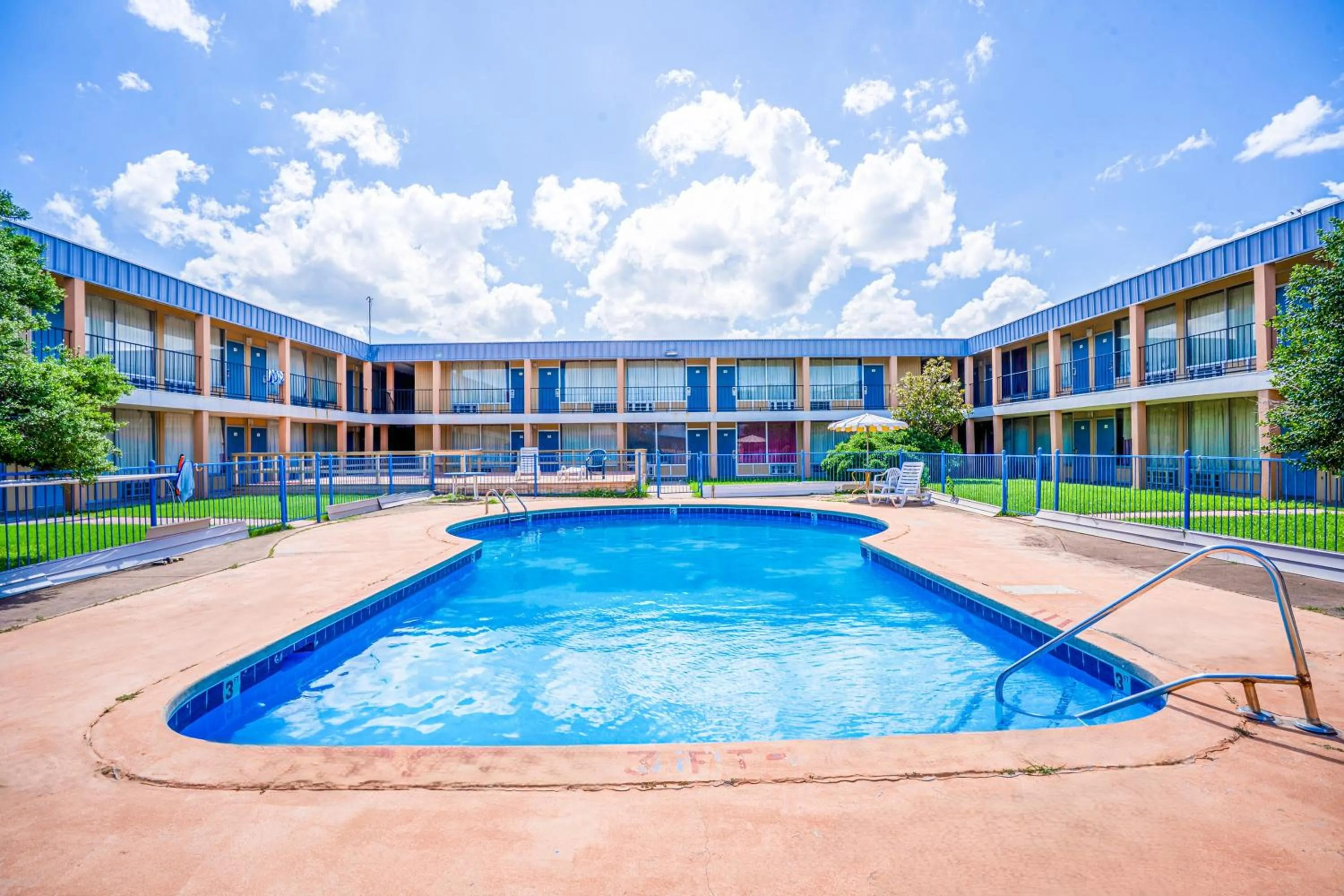 Swimming pool in Castle inn & suites by OYO Lawton