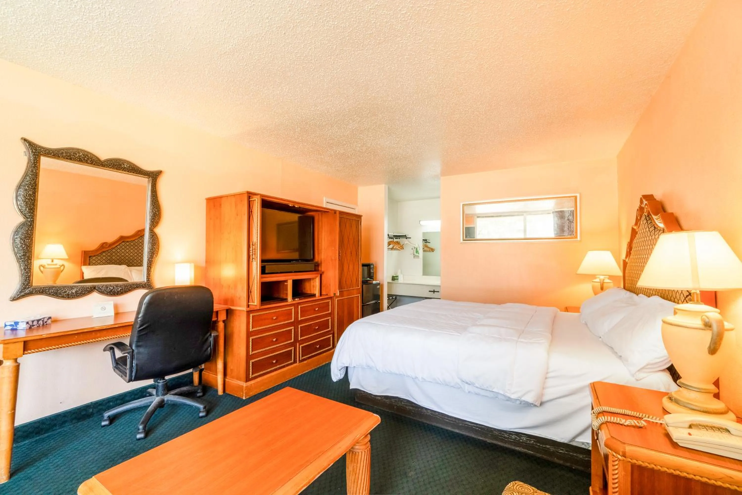 Bedroom, Bed in Castle inn & suites by OYO Lawton