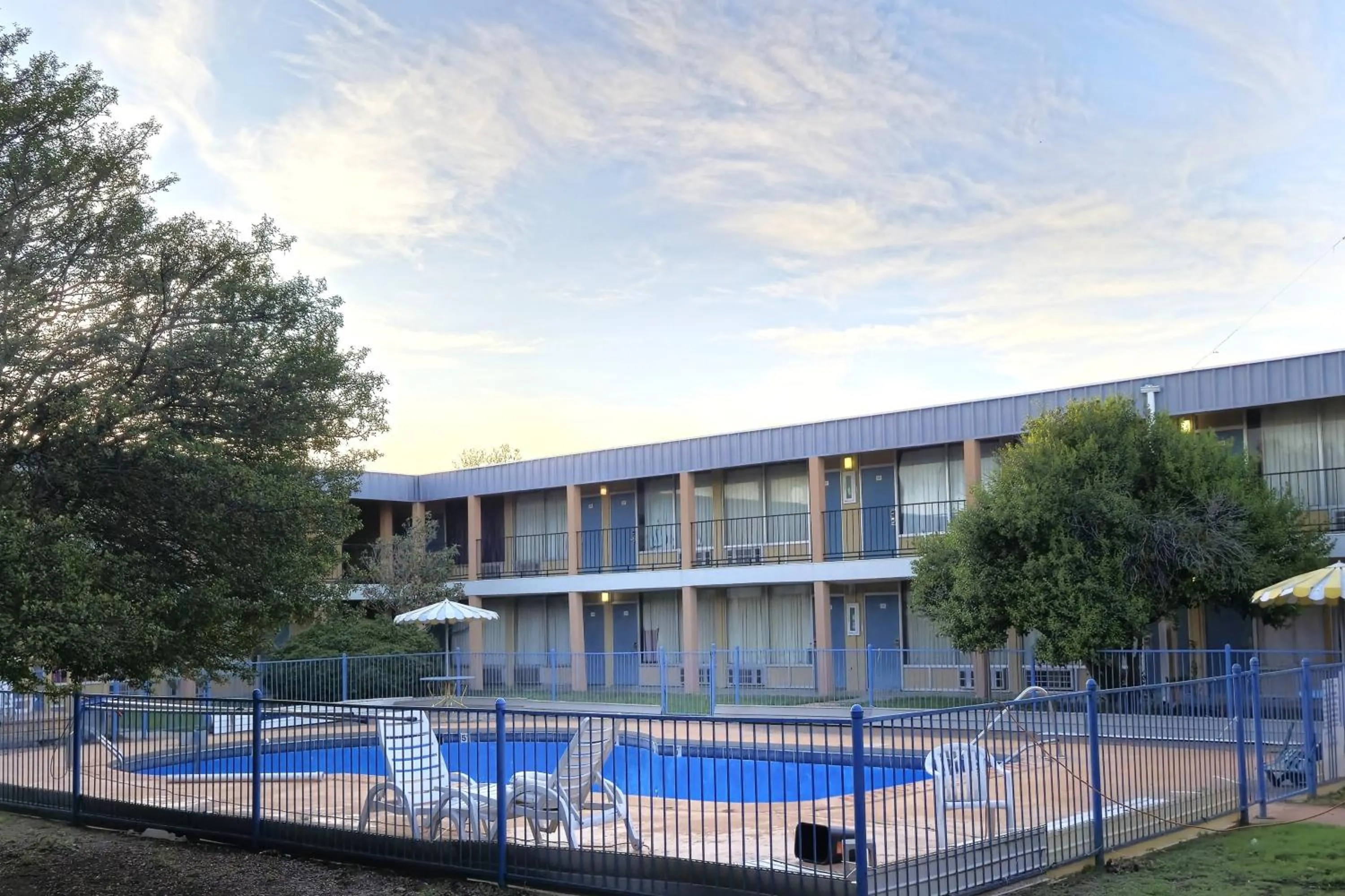 Swimming pool in Castle inn & suites by OYO Lawton