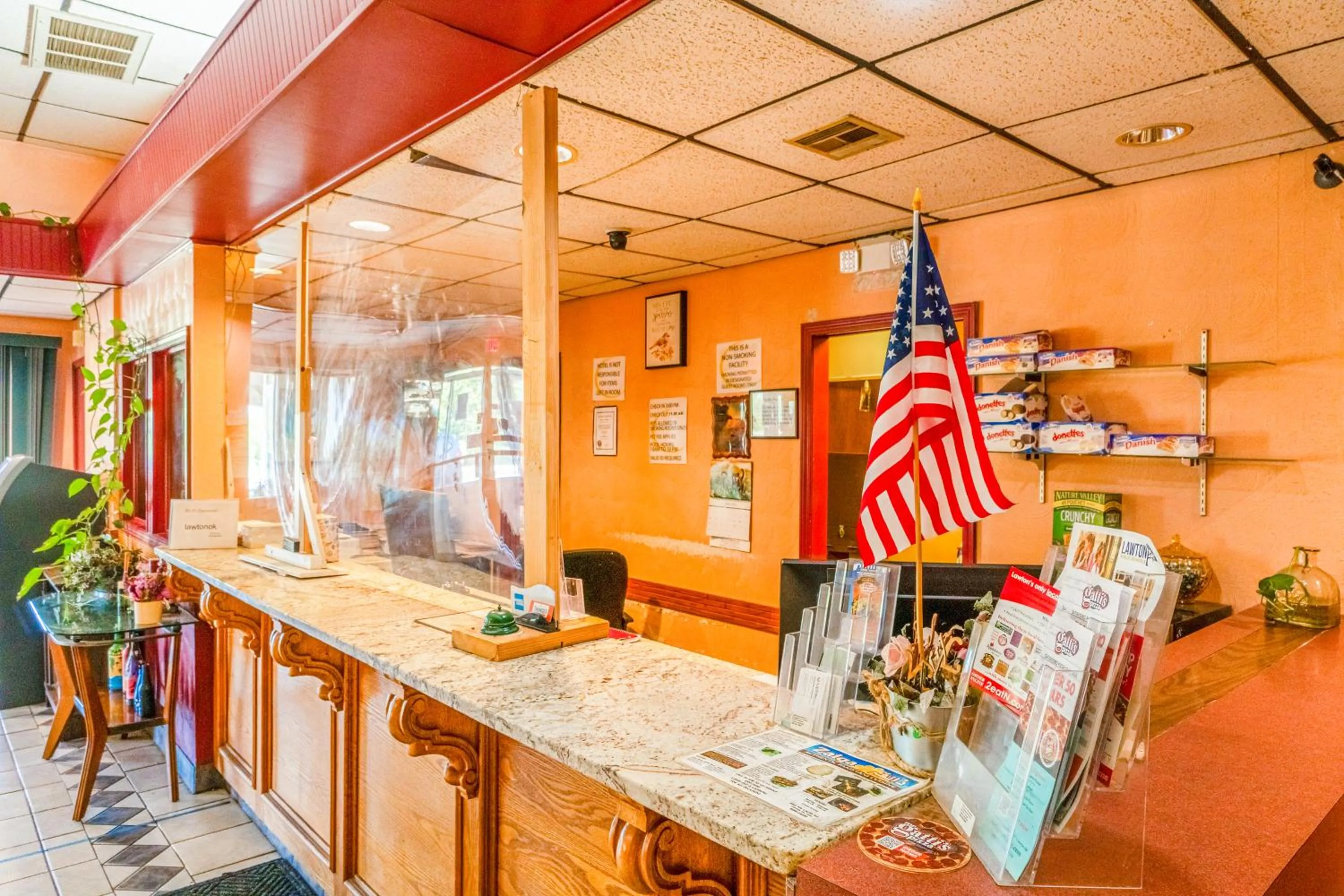 Lobby or reception in Castle inn & suites by OYO Lawton