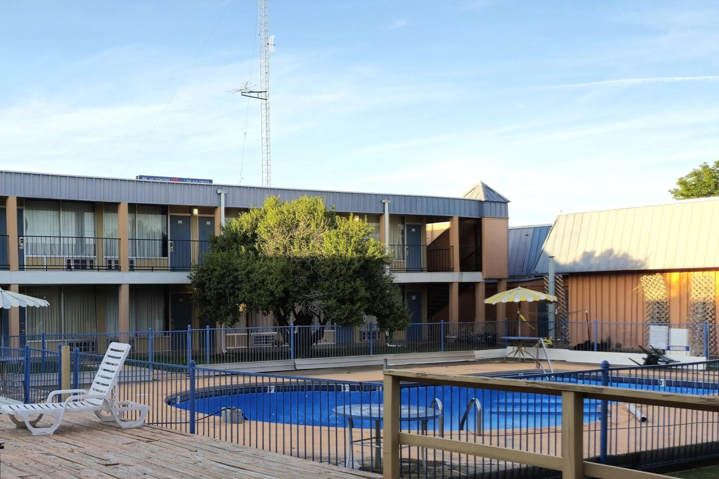 Swimming pool in Castle inn & suites by OYO Lawton