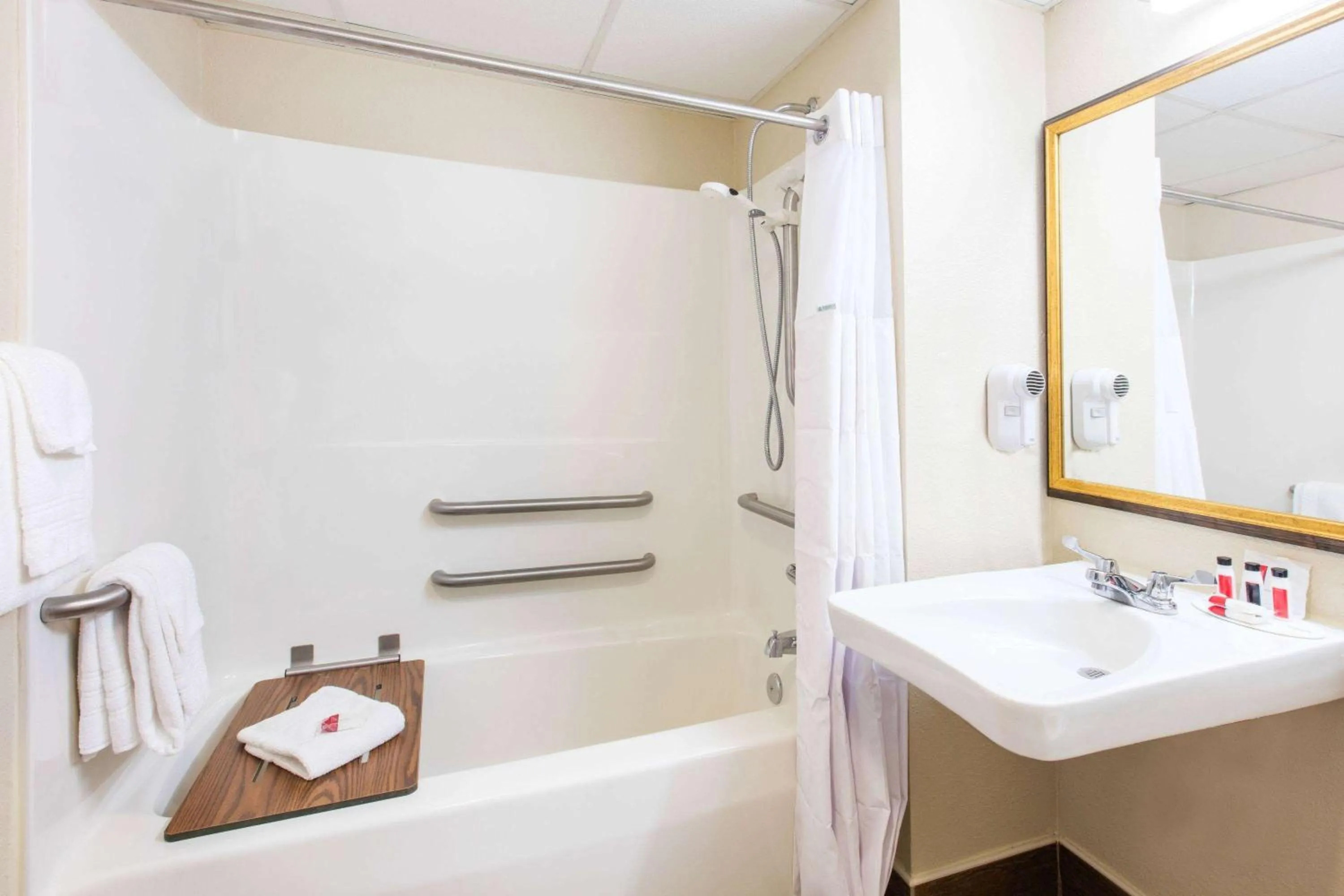 Photo of the whole room in Super 8 by Wyndham Frederick