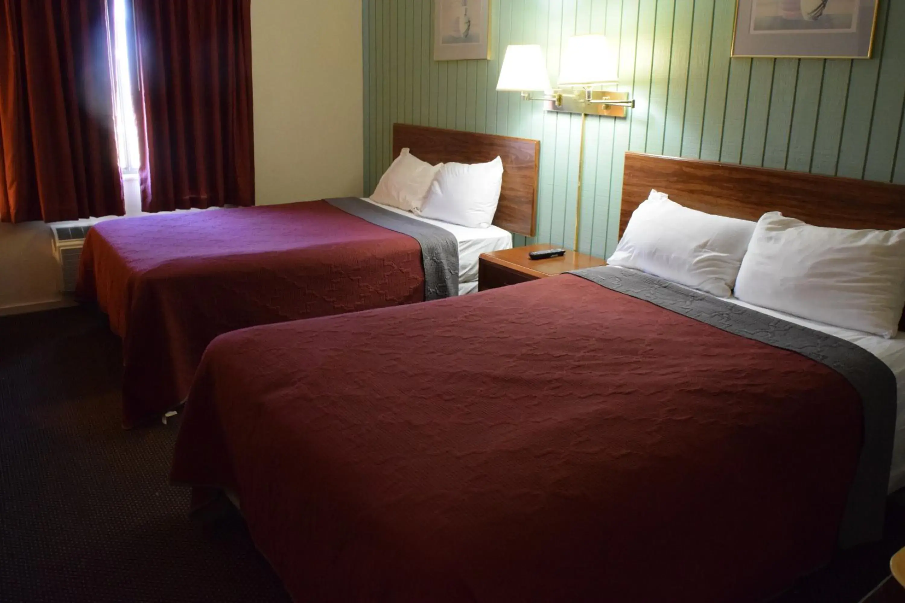 Double Room with Two Double Beds in Budget Inn Ontario Double Room with Two Double Beds in Budget Inn Ontario