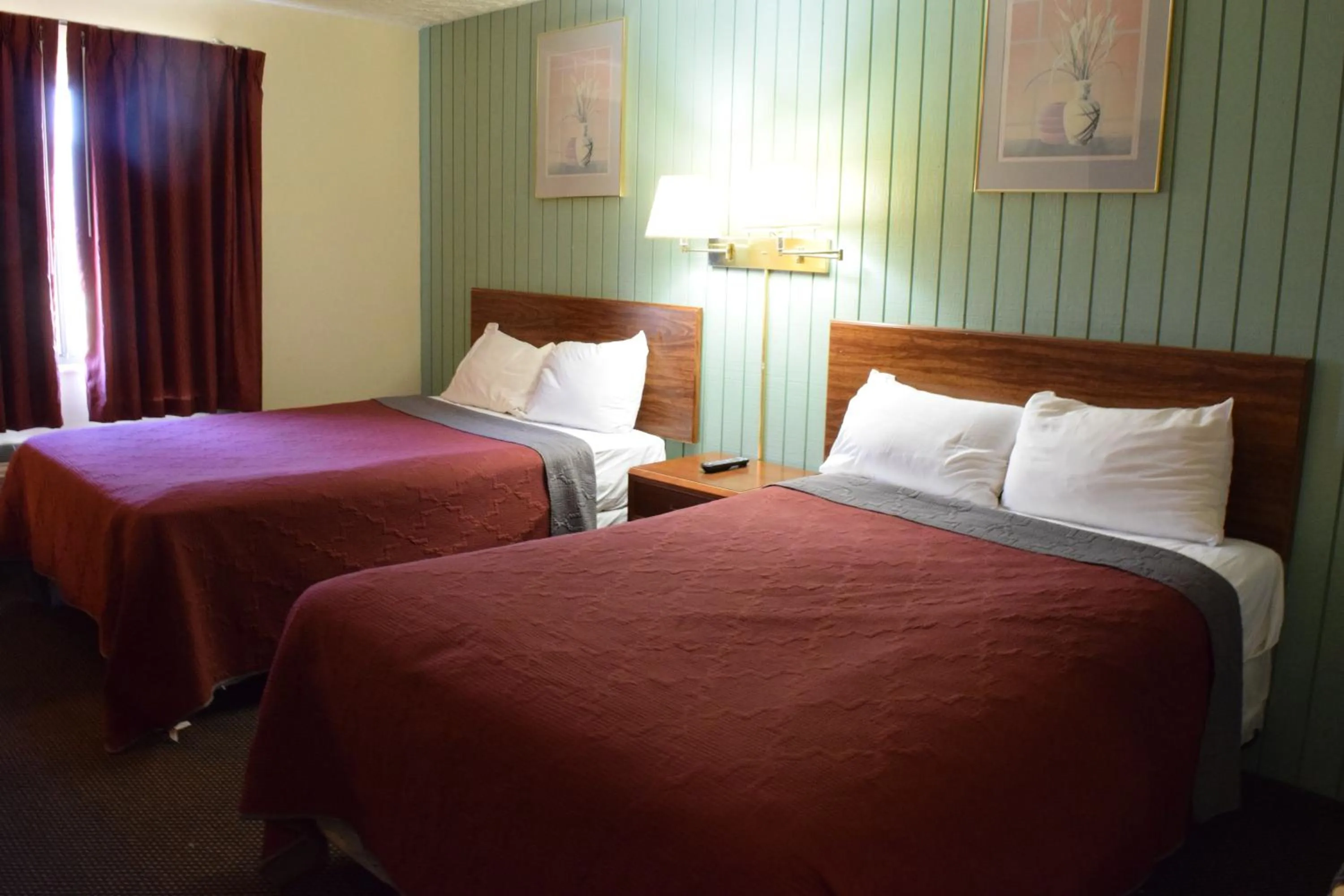 Bed in Budget Inn Ontario