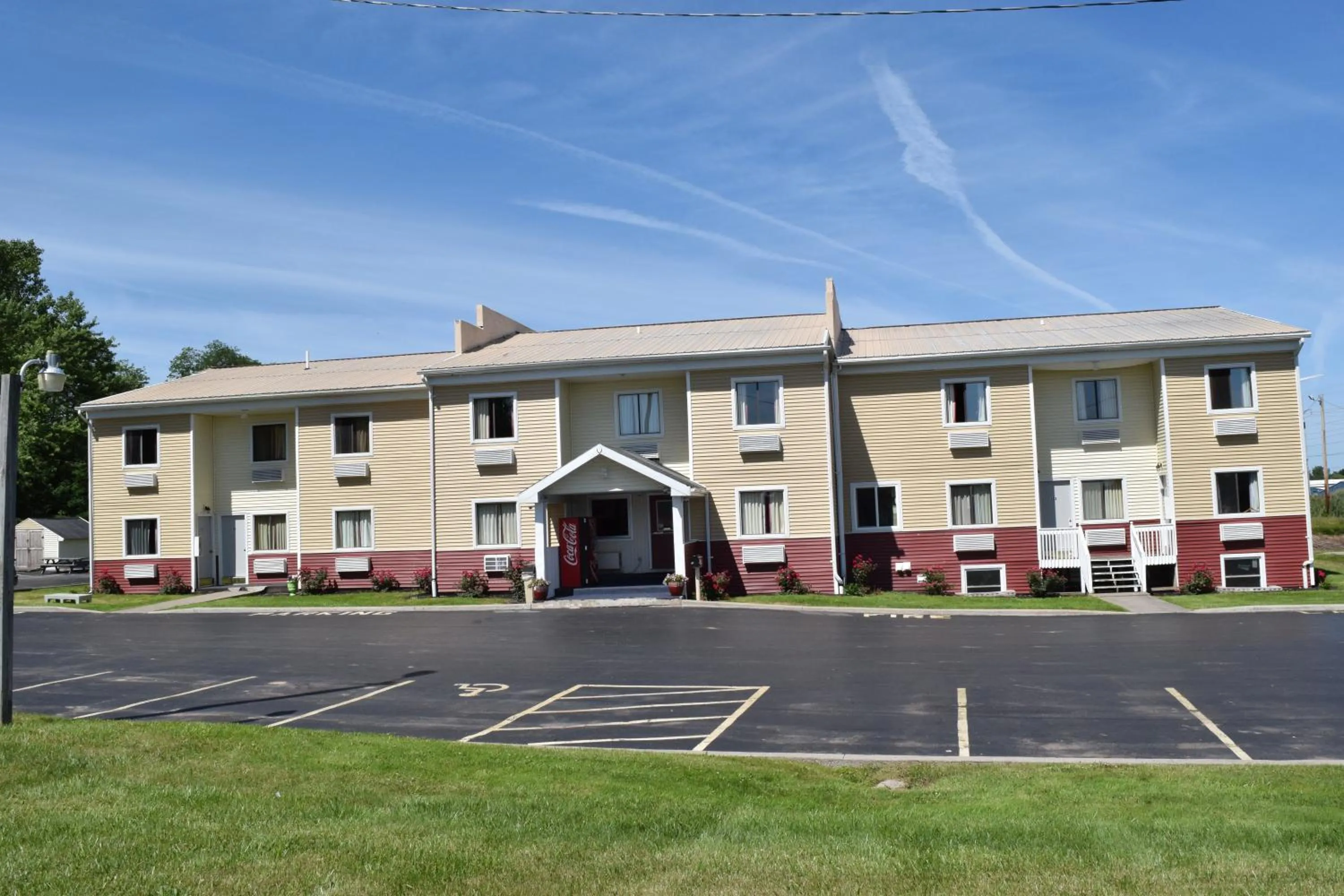 Property building in Budget Inn Ontario