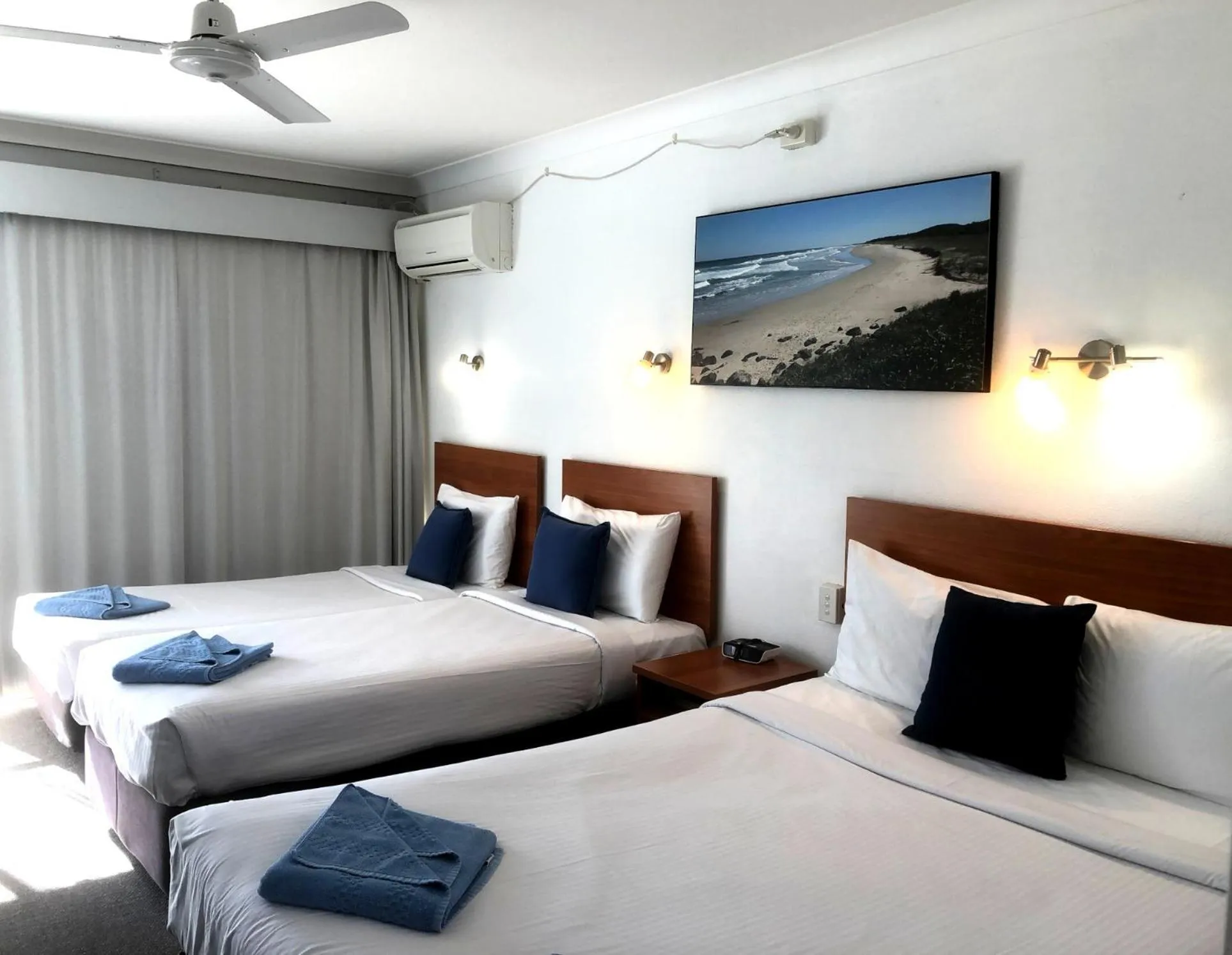 Bedroom, Bed in Port O'Call Motel