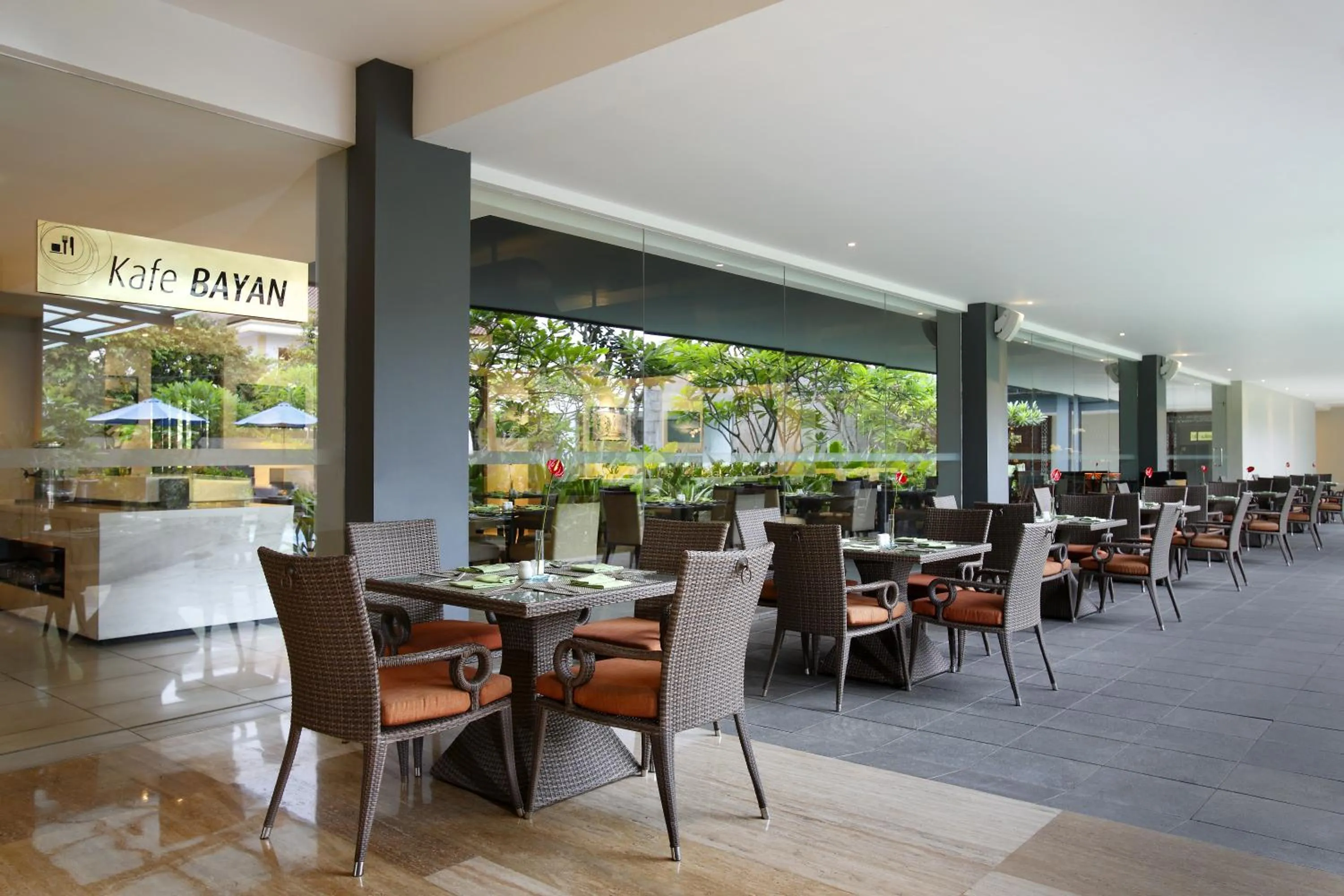 Restaurant/places to eat in Hotel Santika Mataram