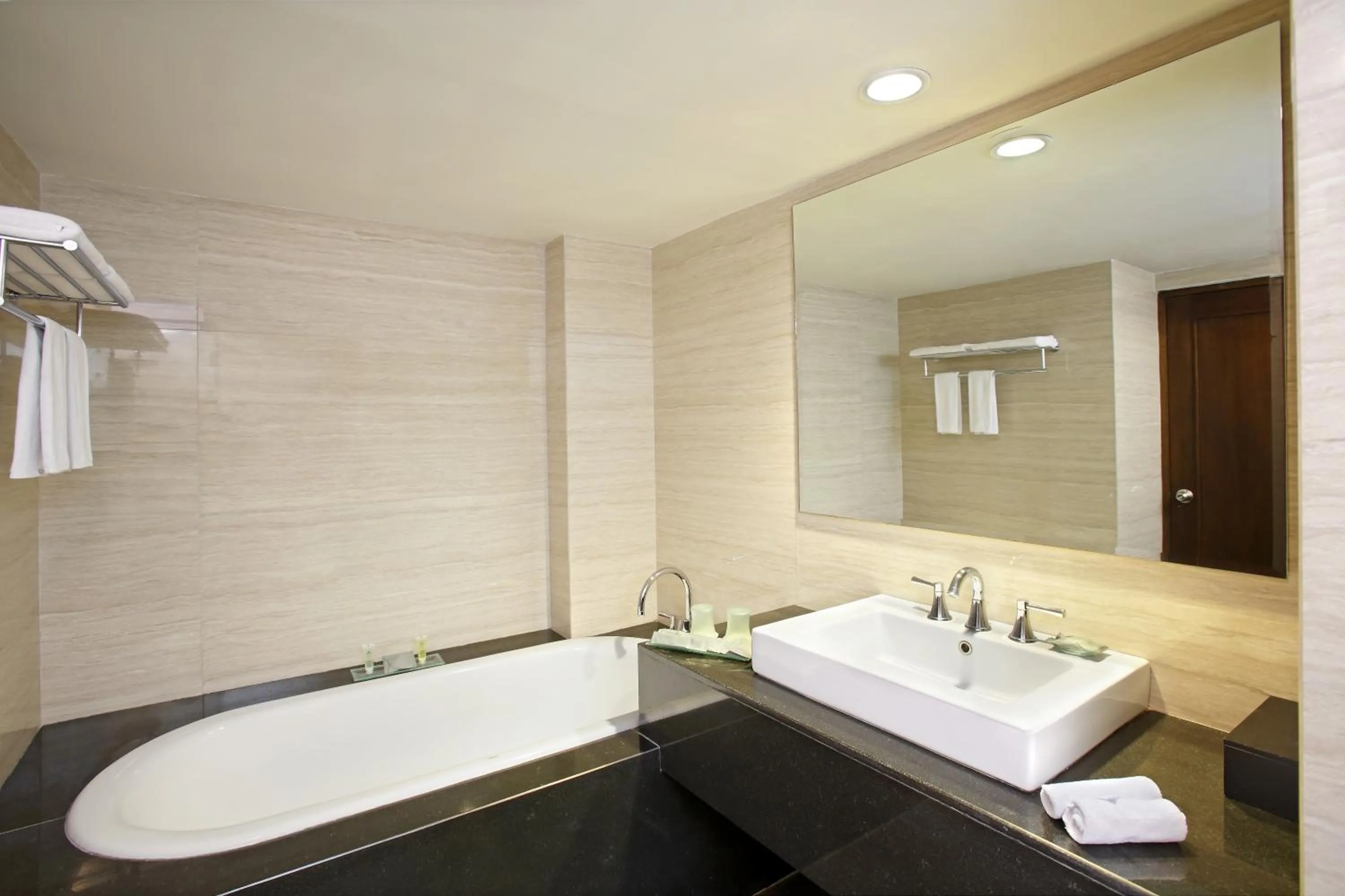 Bathroom in Hotel Santika Mataram