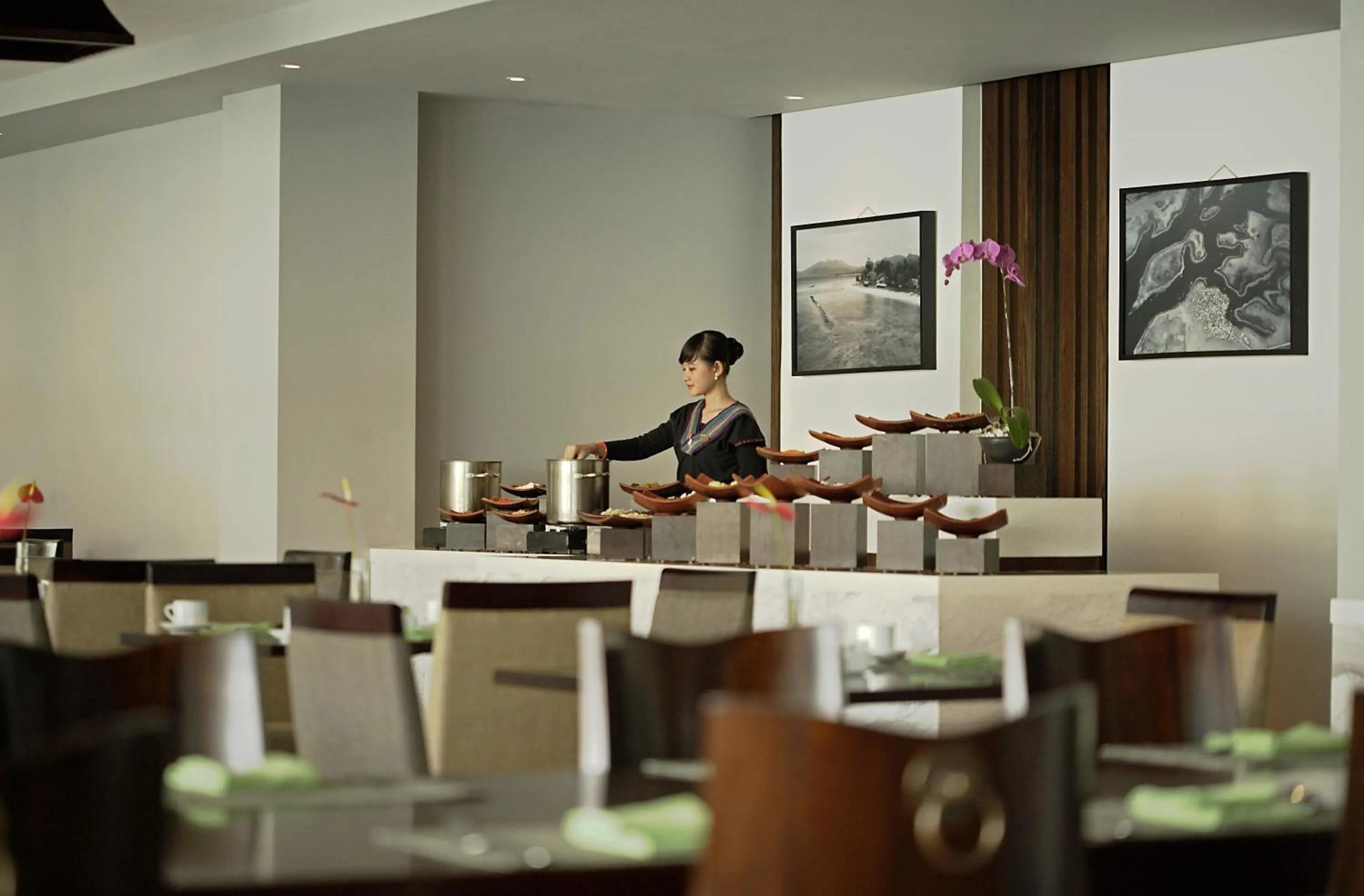 Restaurant/places to eat in Hotel Santika Mataram