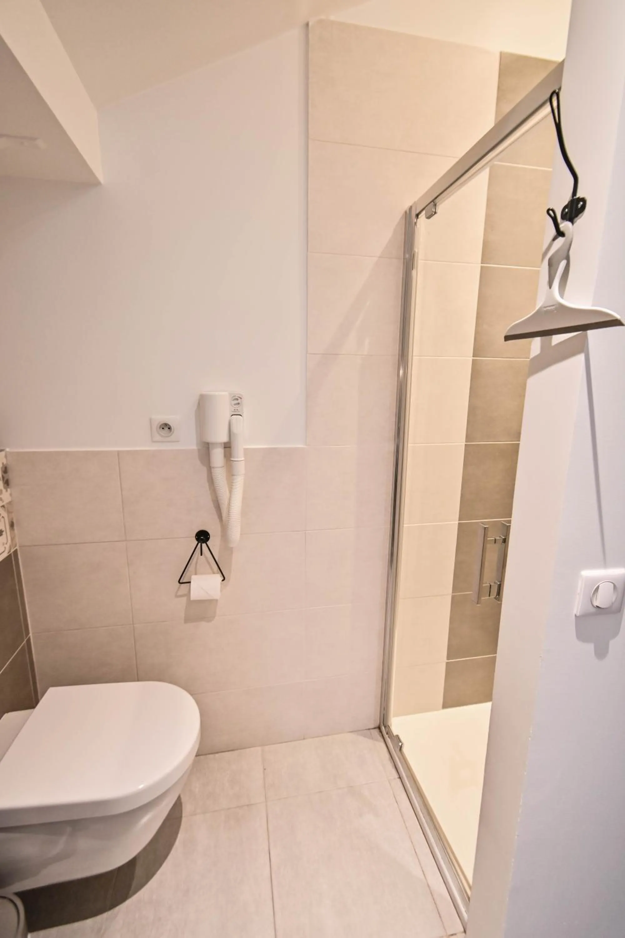 Toilet in Les cles du 27 Paris