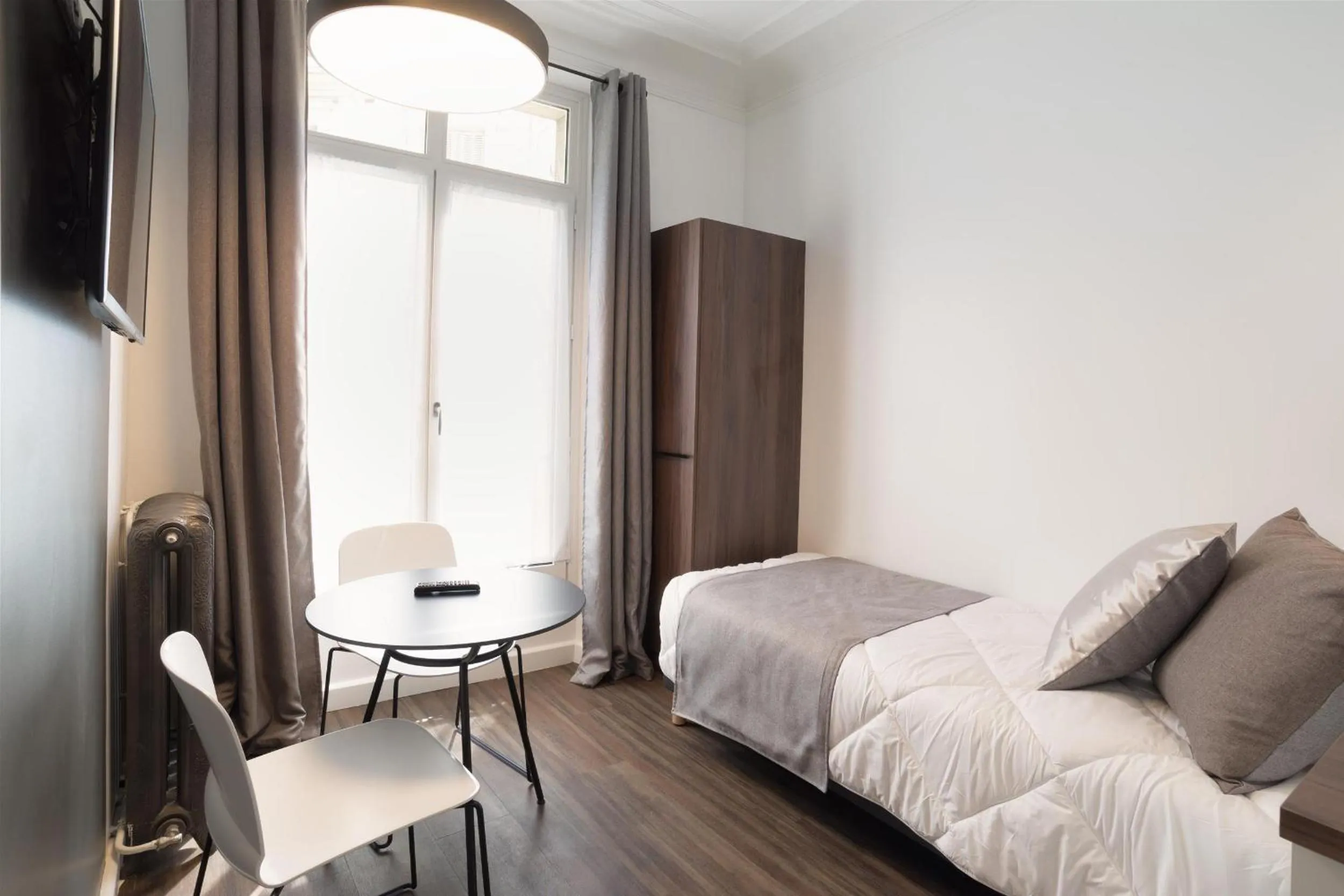 Bedroom, Bed in Les cles du 27 Paris