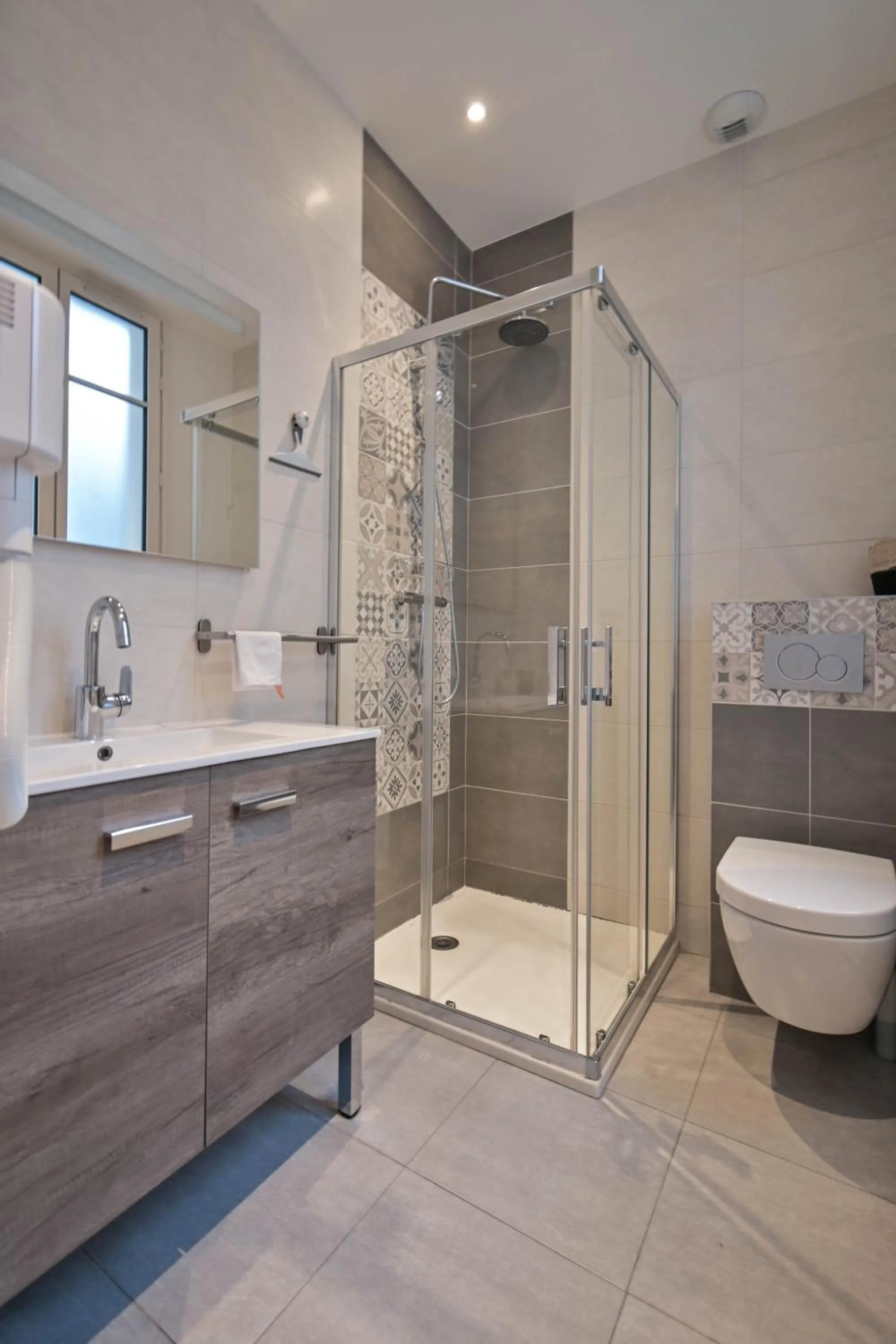 Shower in Les cles du 27 Paris