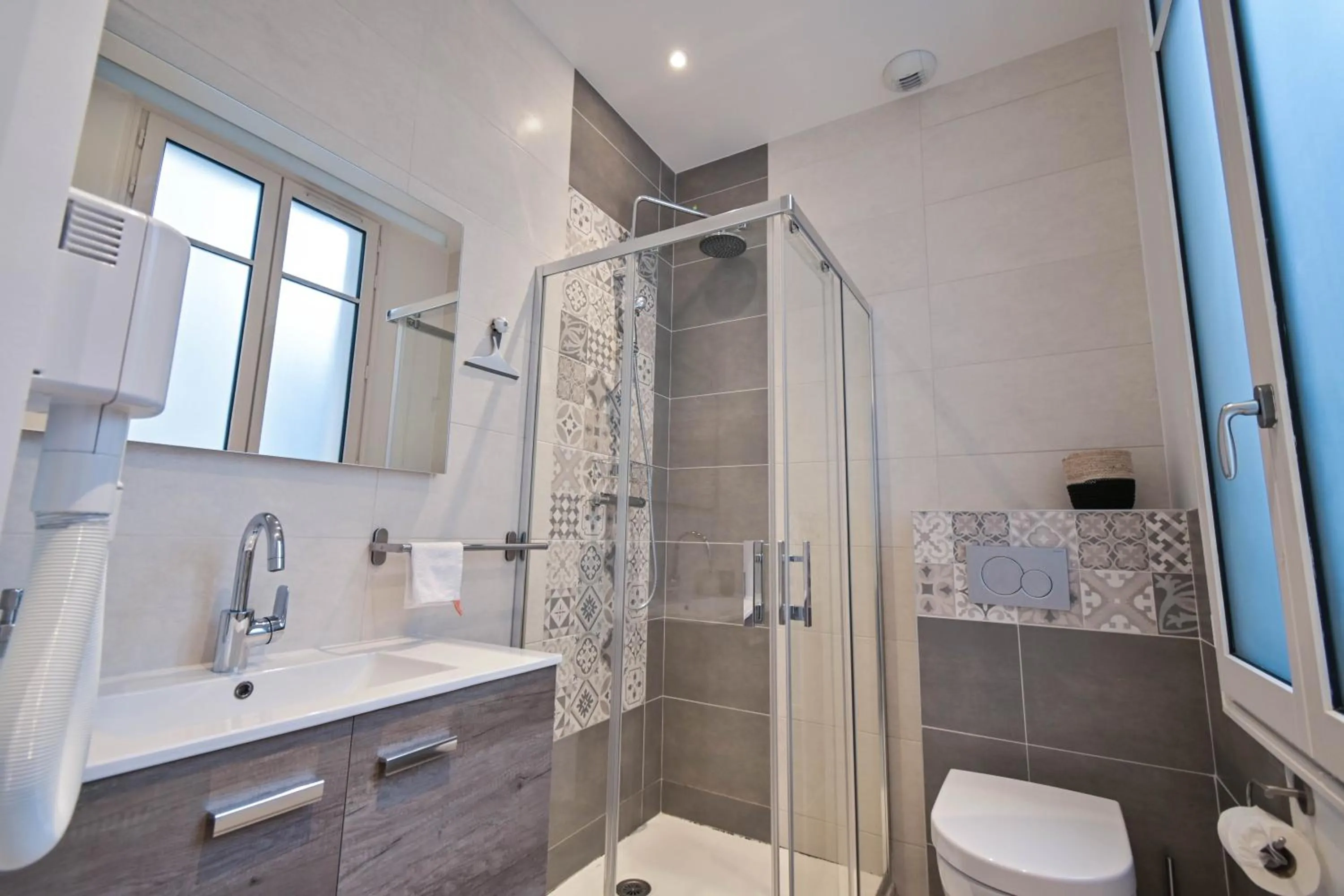 Shower in Les cles du 27 Paris