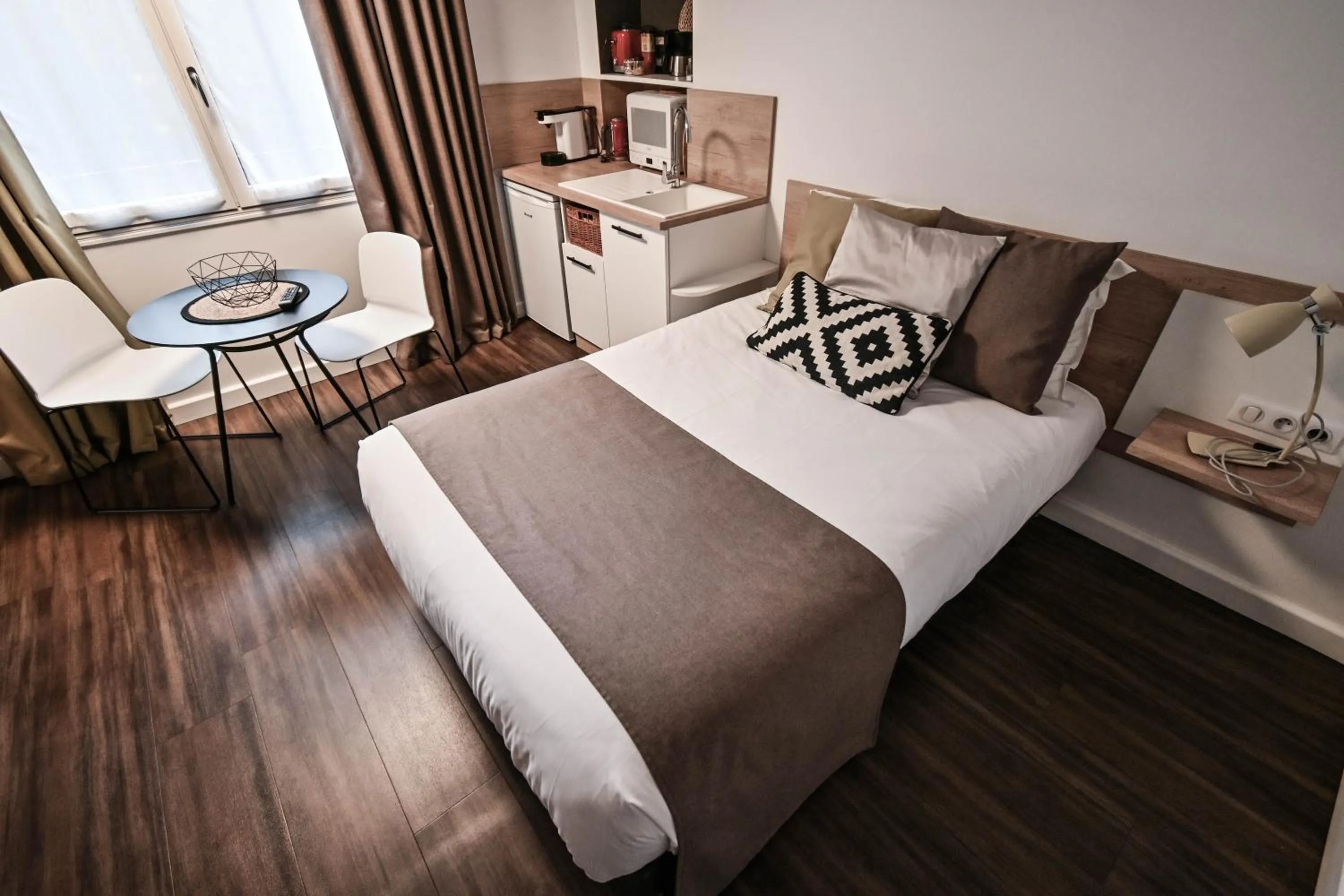 Seating area, Bed in Les cles du 27 Paris