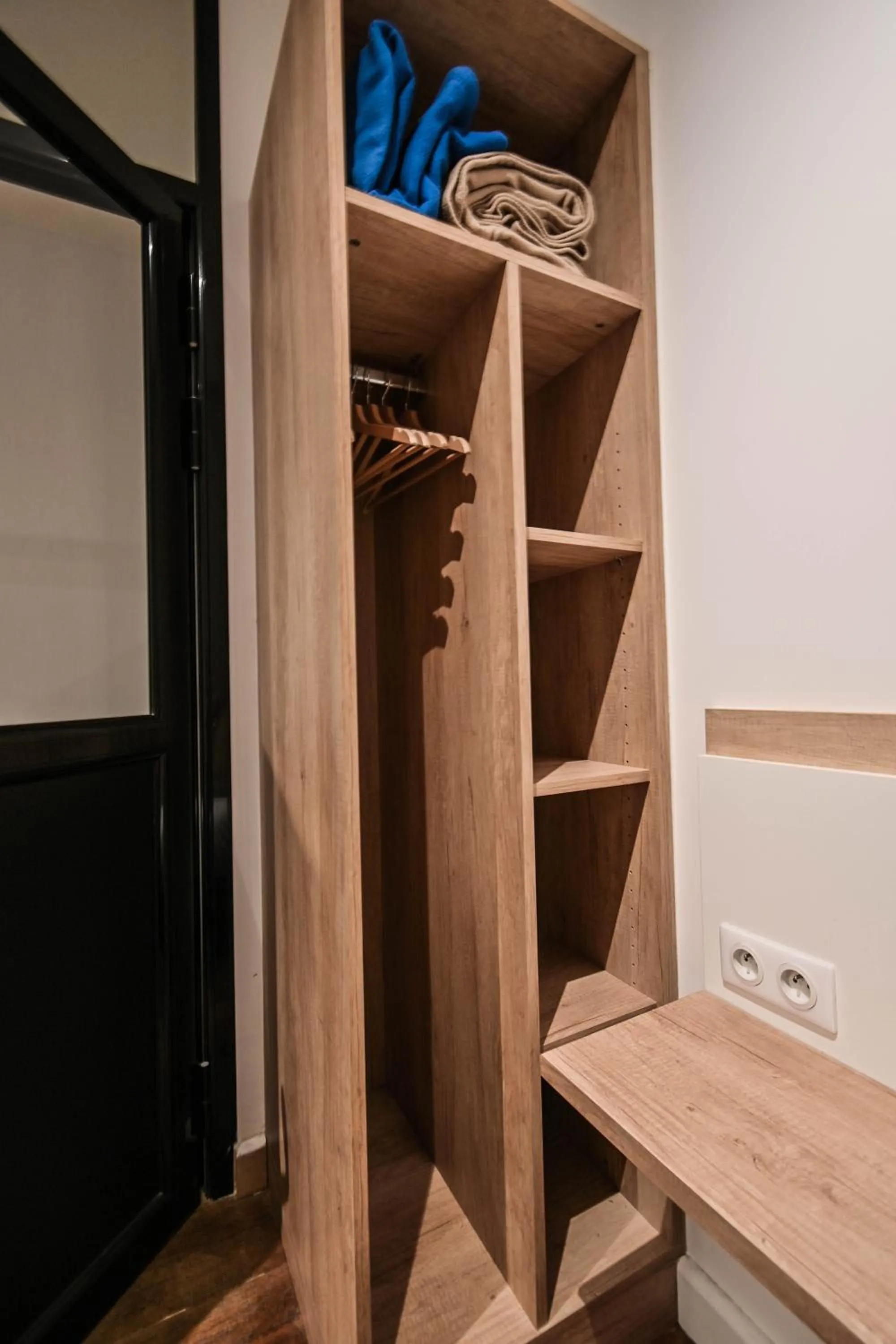 wardrobe in Les cles du 27 Paris