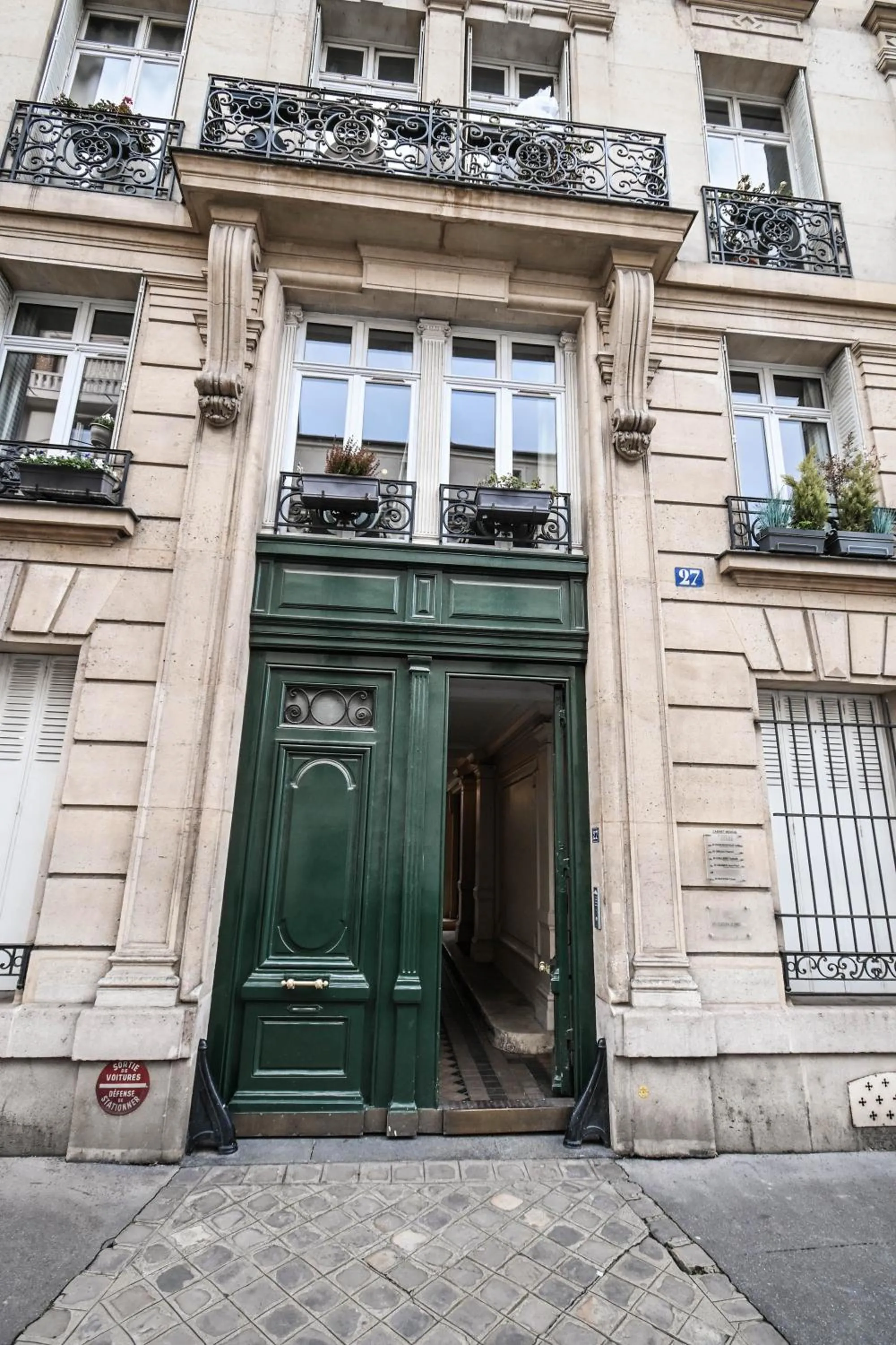 Facade/entrance in Les cles du 27 Paris