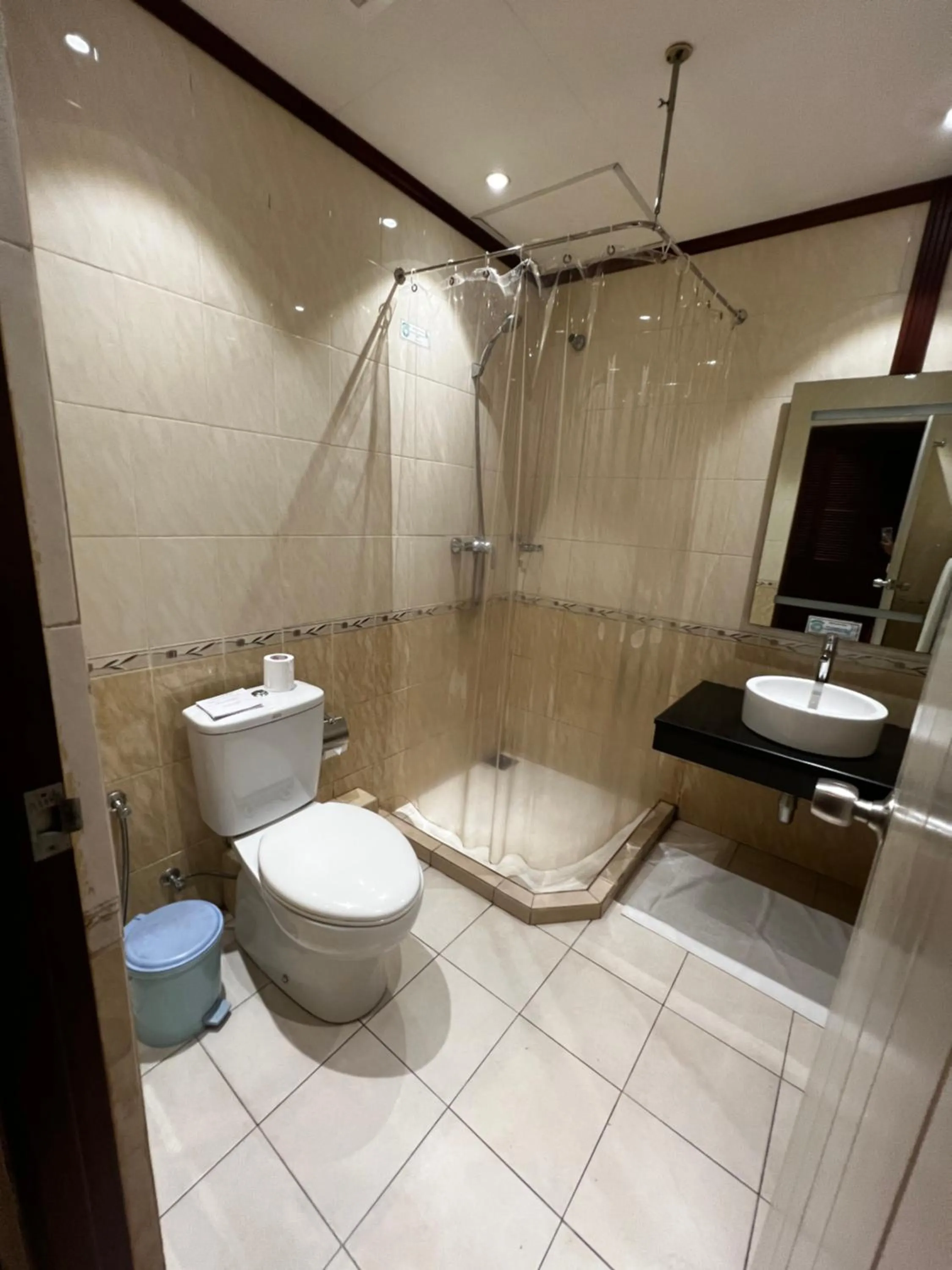 Shower in Colombo City Hotels (Pvt) Ltd