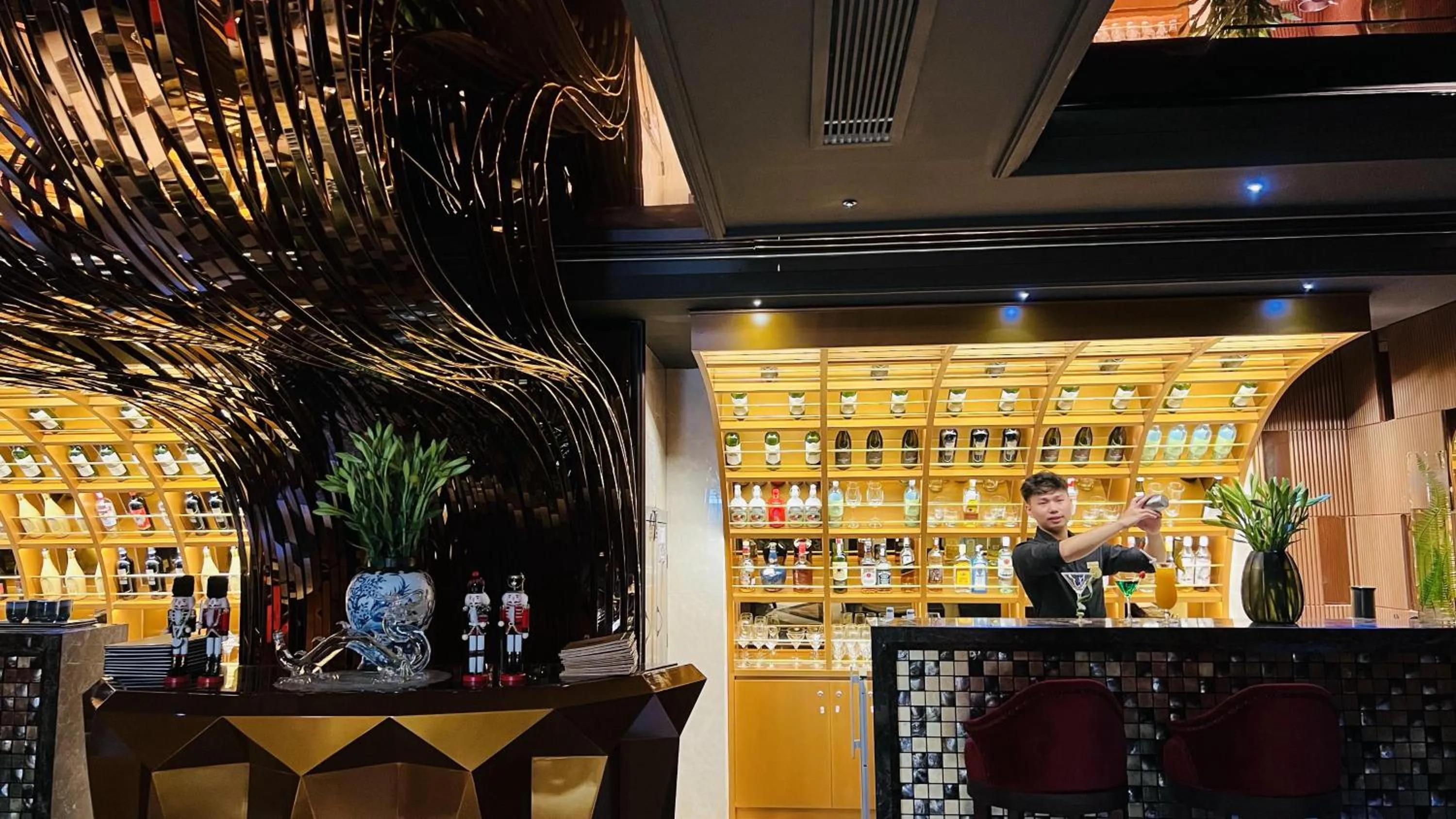 Lounge or bar in Golden Silk Boutique Hotel