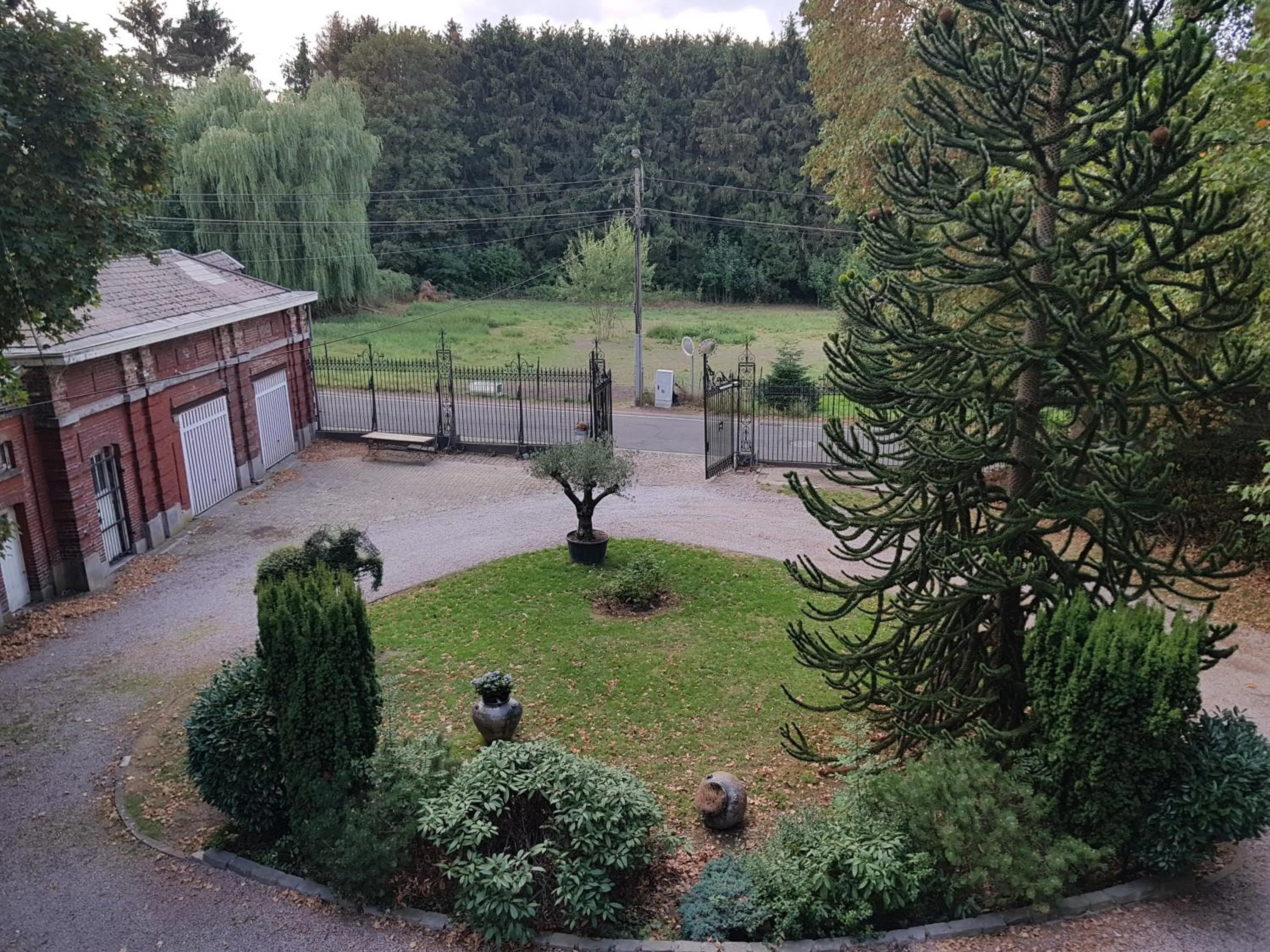 Inner courtyard view in Château Lambert Moulinsart Hotel, shuttle airport, long term parking, snooker, large terrasse, dinner, breakfast
