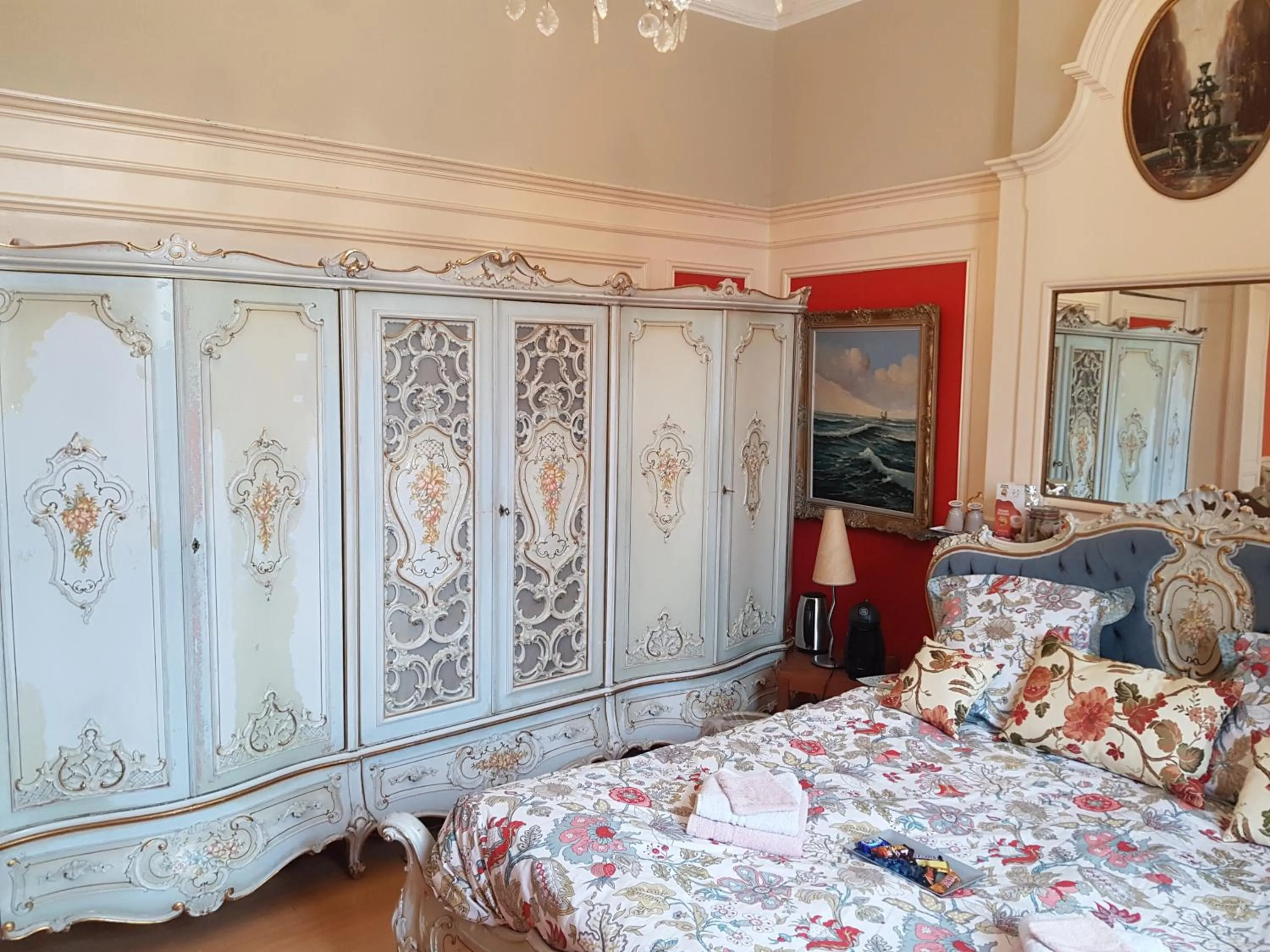 Bed in Château Lambert Moulinsart Hotel, shuttle airport, long term parking, snooker, large terrasse, dinner, breakfast