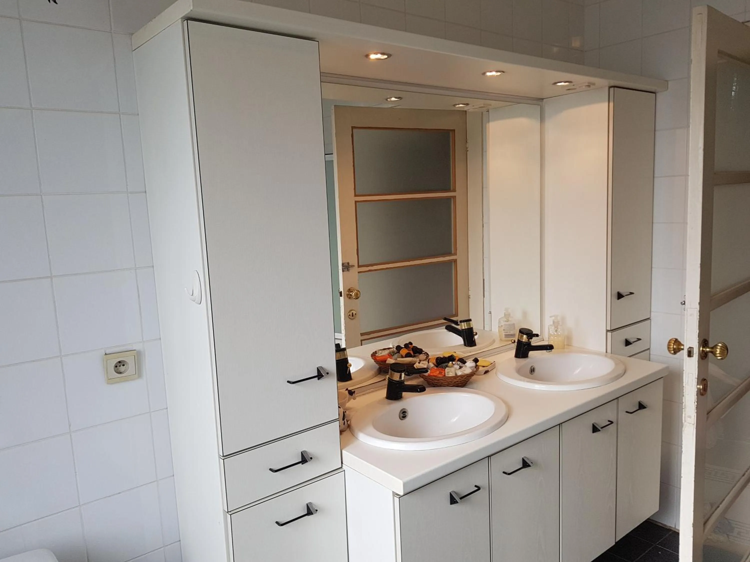 Bathroom in Château Lambert Moulinsart Hotel, shuttle airport, long term parking, snooker, large terrasse, dinner, breakfast