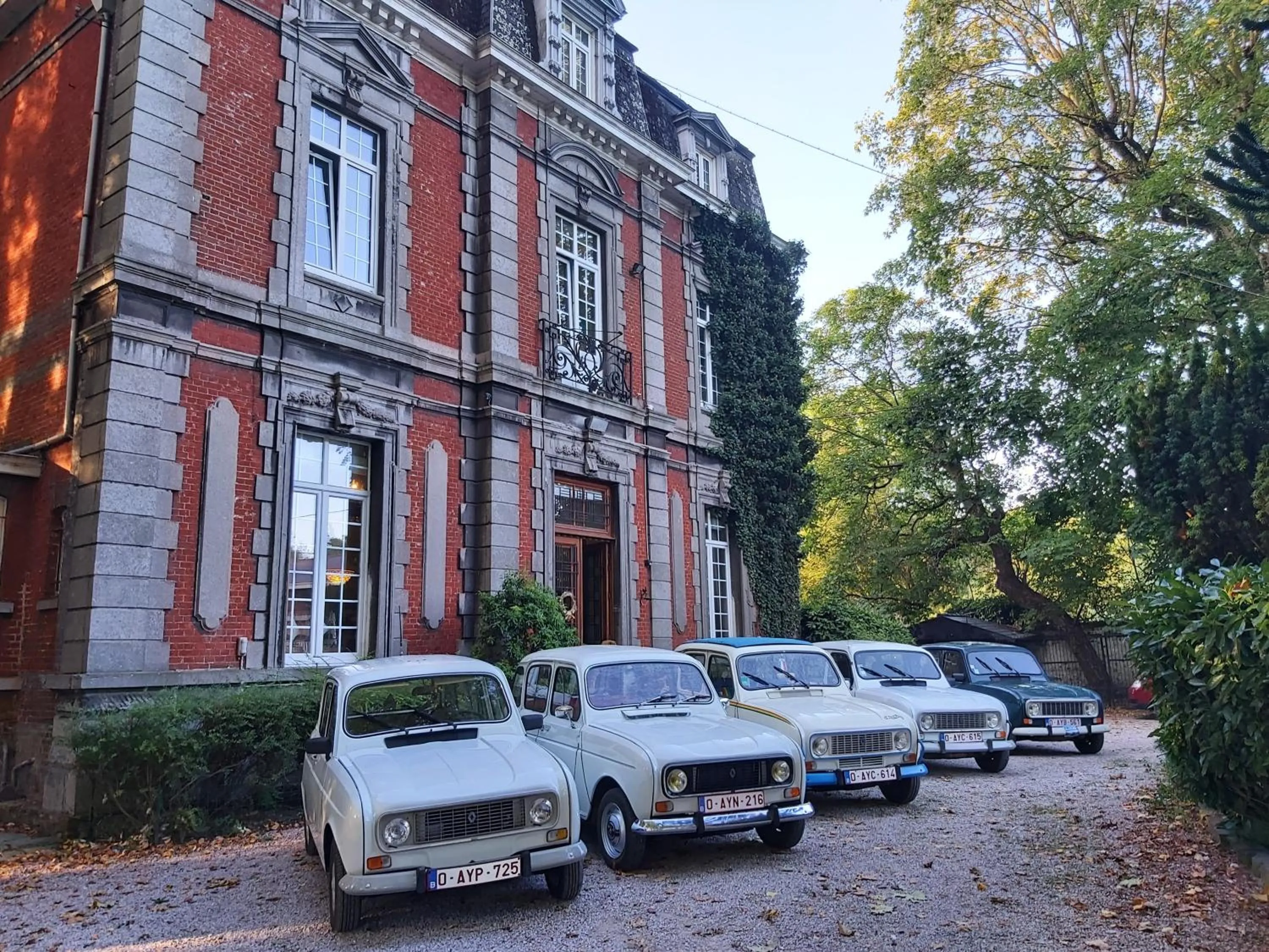 Parking in Château Lambert Moulinsart Hotel, shuttle airport, long term parking, snooker, large terrasse, dinner, breakfast