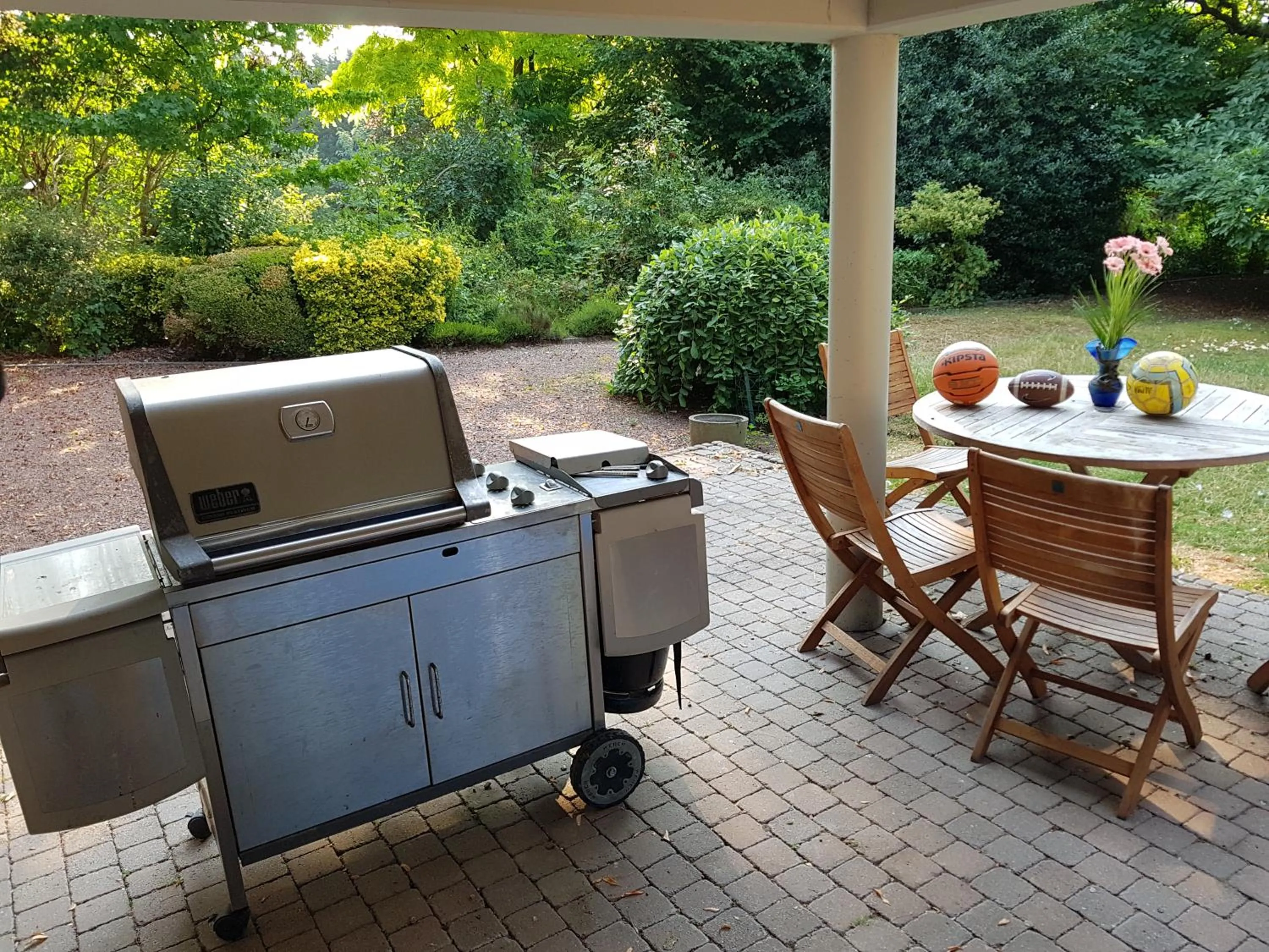 BBQ facilities in Château Lambert Moulinsart Hotel, shuttle airport, long term parking, snooker, large terrasse, dinner, breakfast