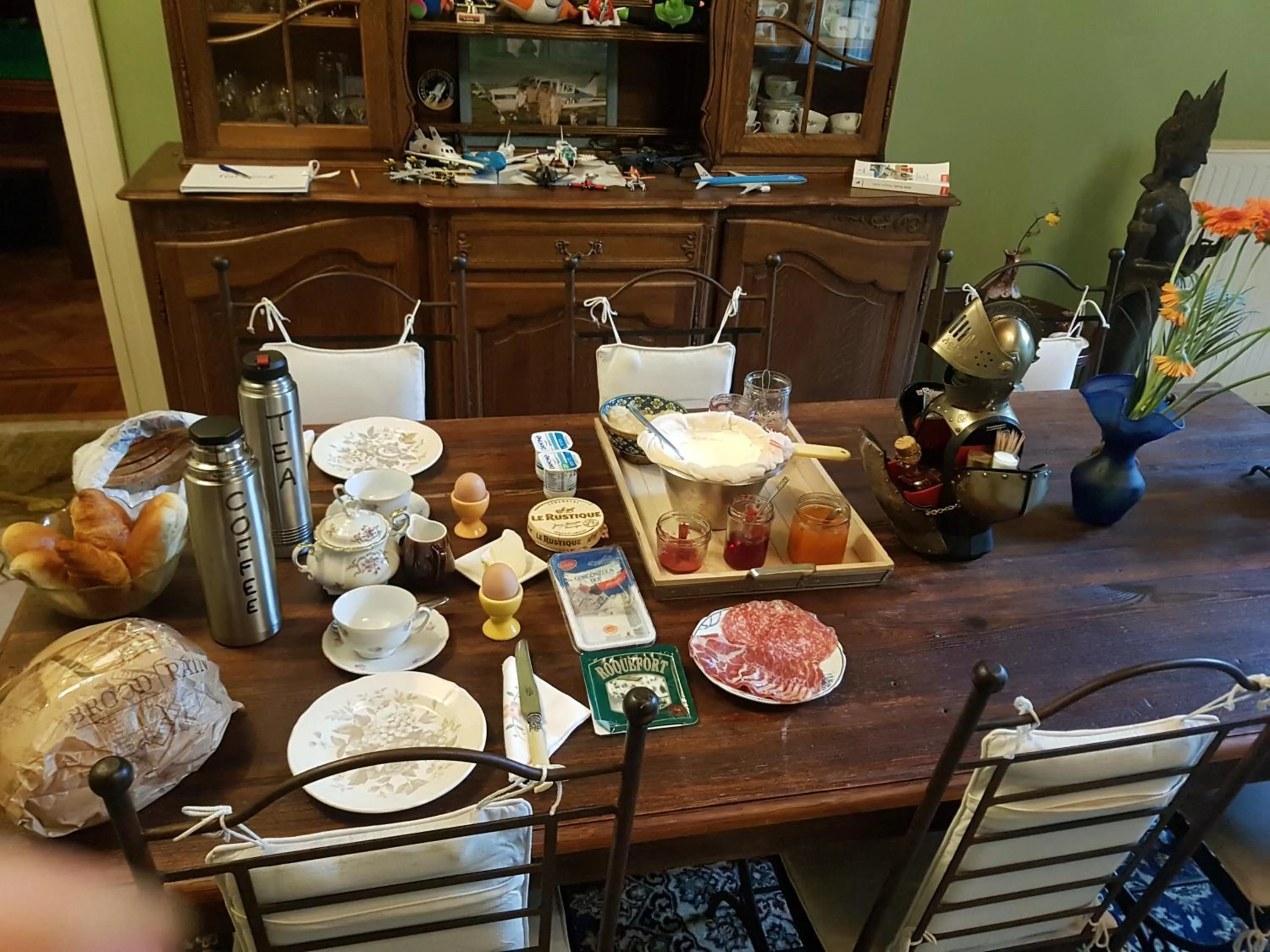 Breakfast in Château Lambert Moulinsart Hotel, shuttle airport, long term parking, snooker, large terrasse, dinner, breakfast