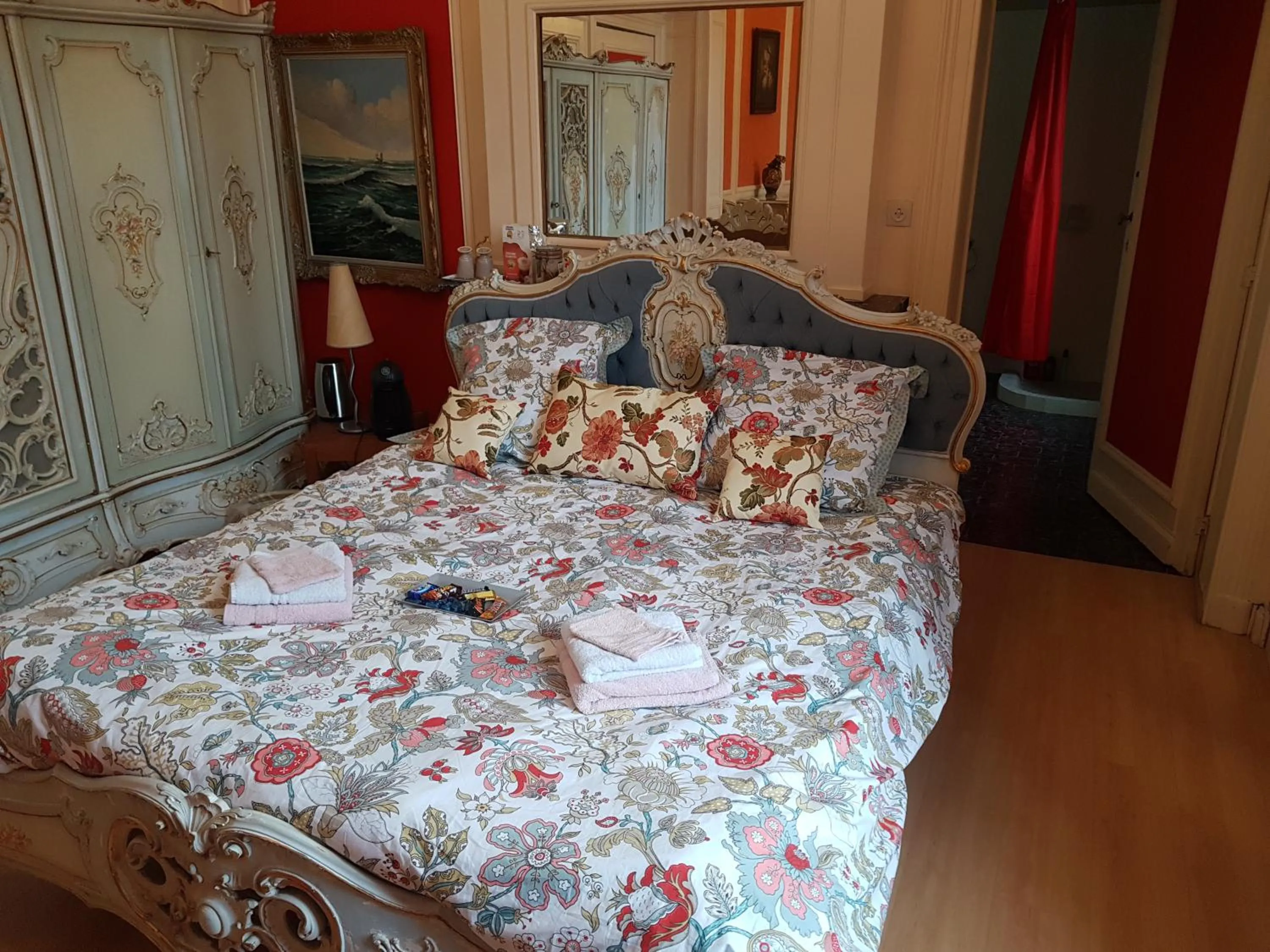 Bed in Château Lambert Moulinsart Hotel, shuttle airport, long term parking, snooker, large terrasse, dinner, breakfast